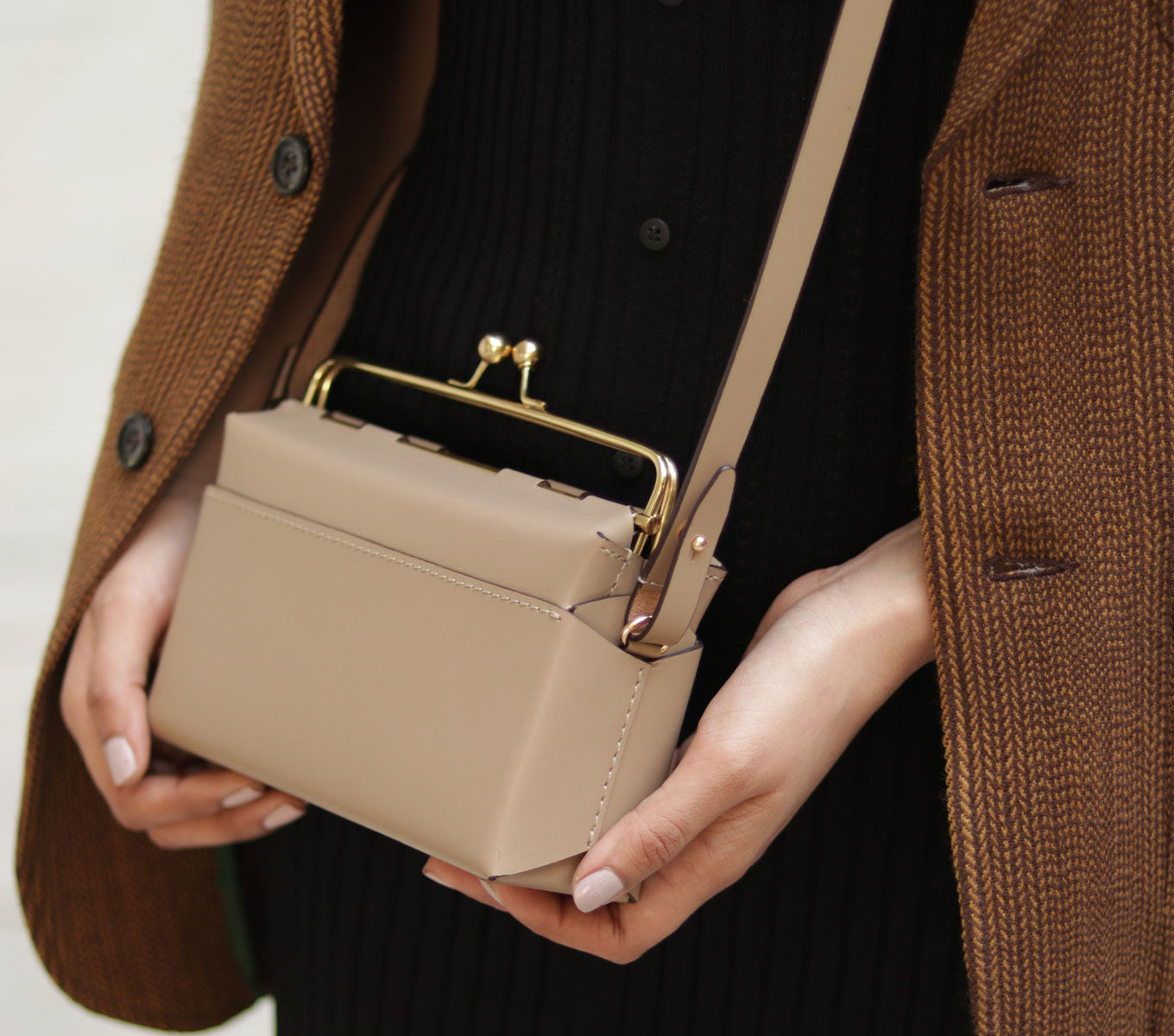 Stylish Kisslock Handbag for Women - Vintage Inspired Clutch Purse with Secure Lock Closure - Perfect for Evening Parties, Weddings & Special Occasions
