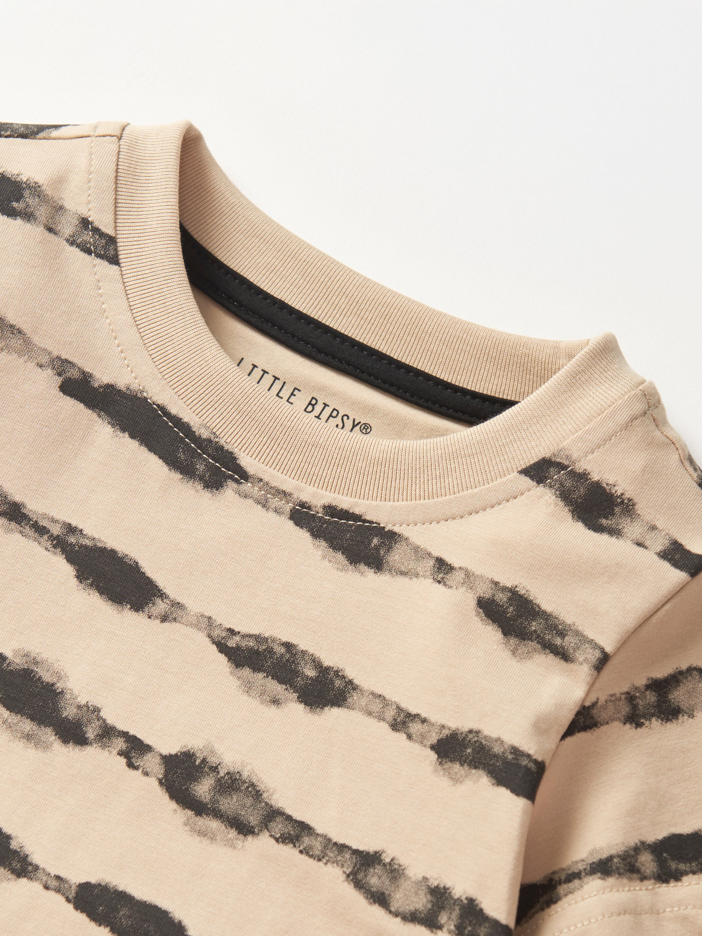 Static Stripe T-Shirt for Men & Women | Trendy Graphic Tee | Casual Streetwear | Perfect for Everyday Wear & Outfits