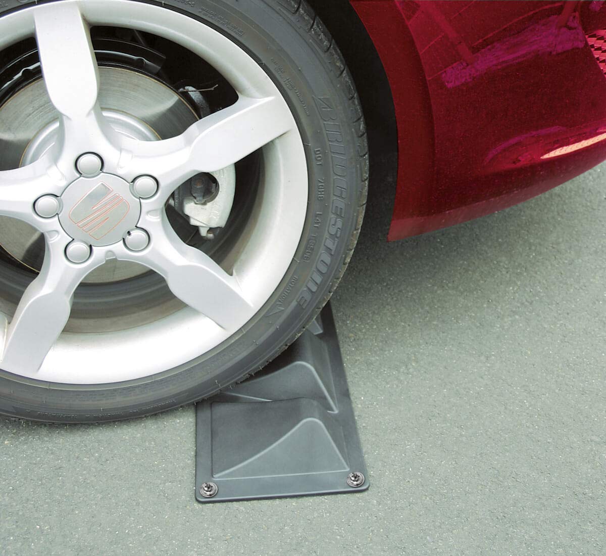 Schellenberg 73195 Parking and Garage Wheel Stop, Black - Heavy Duty Rubber Parking Block for Cars, Trucks, and Vehicles - Perfect for Driveways, Garages, and Parking Lots
