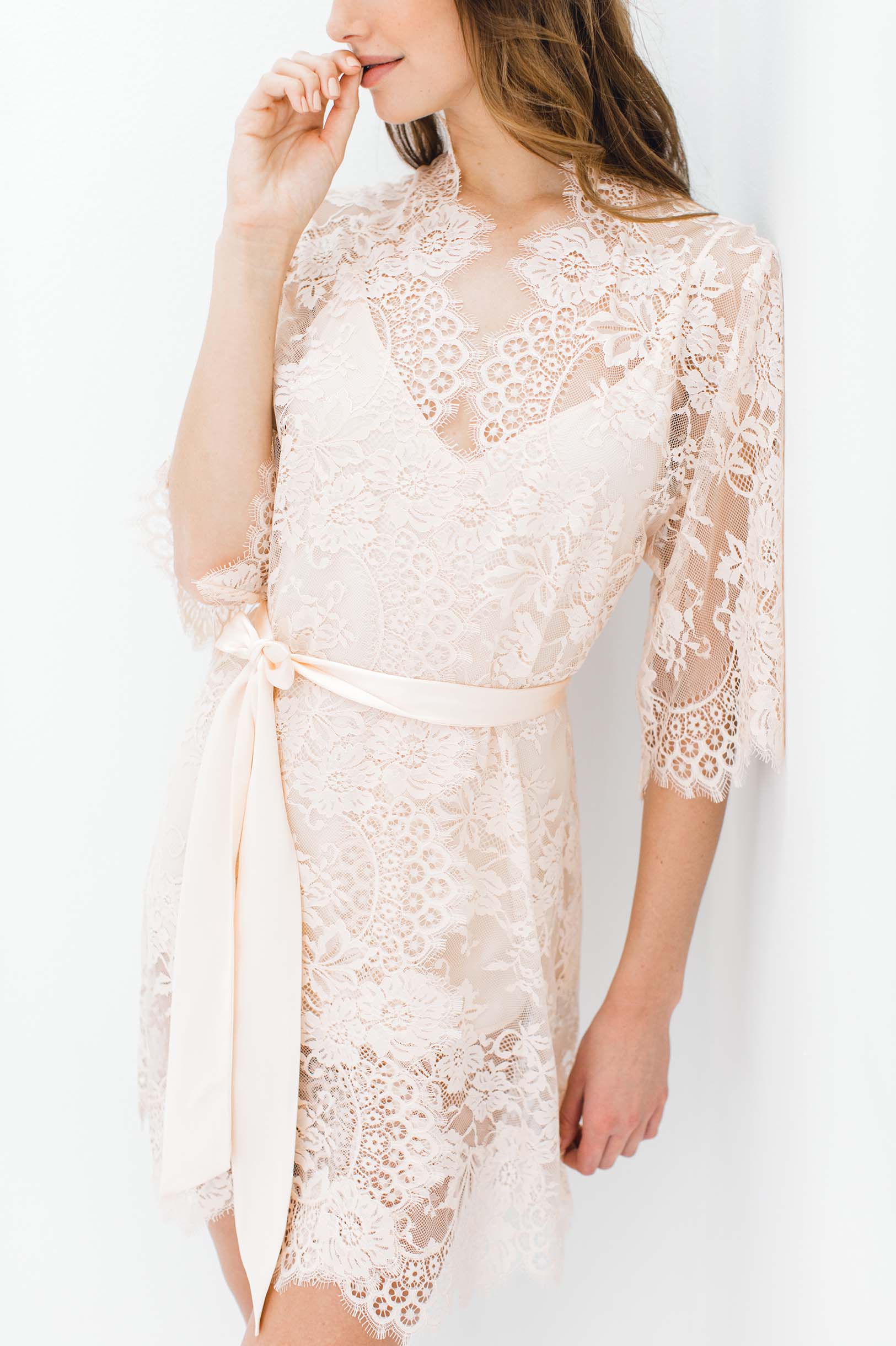 Elegant Swan Queen Bridal Lace Robe in Blush Pink - Perfect for Wedding Morning, Bridal Shower & Honeymoon Getaway