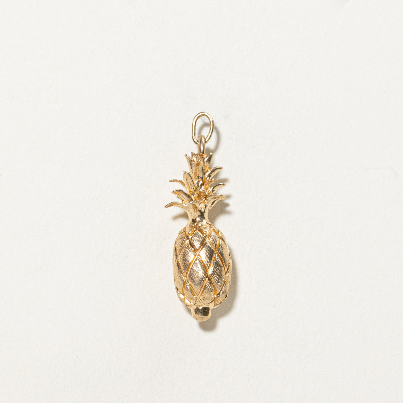 18K Yellow Gold Pineapple Charm Pendant Necklace - Elegant Jewelry Gift for Women - Perfect for Summer, Beach & Tropical Themed Outfits
