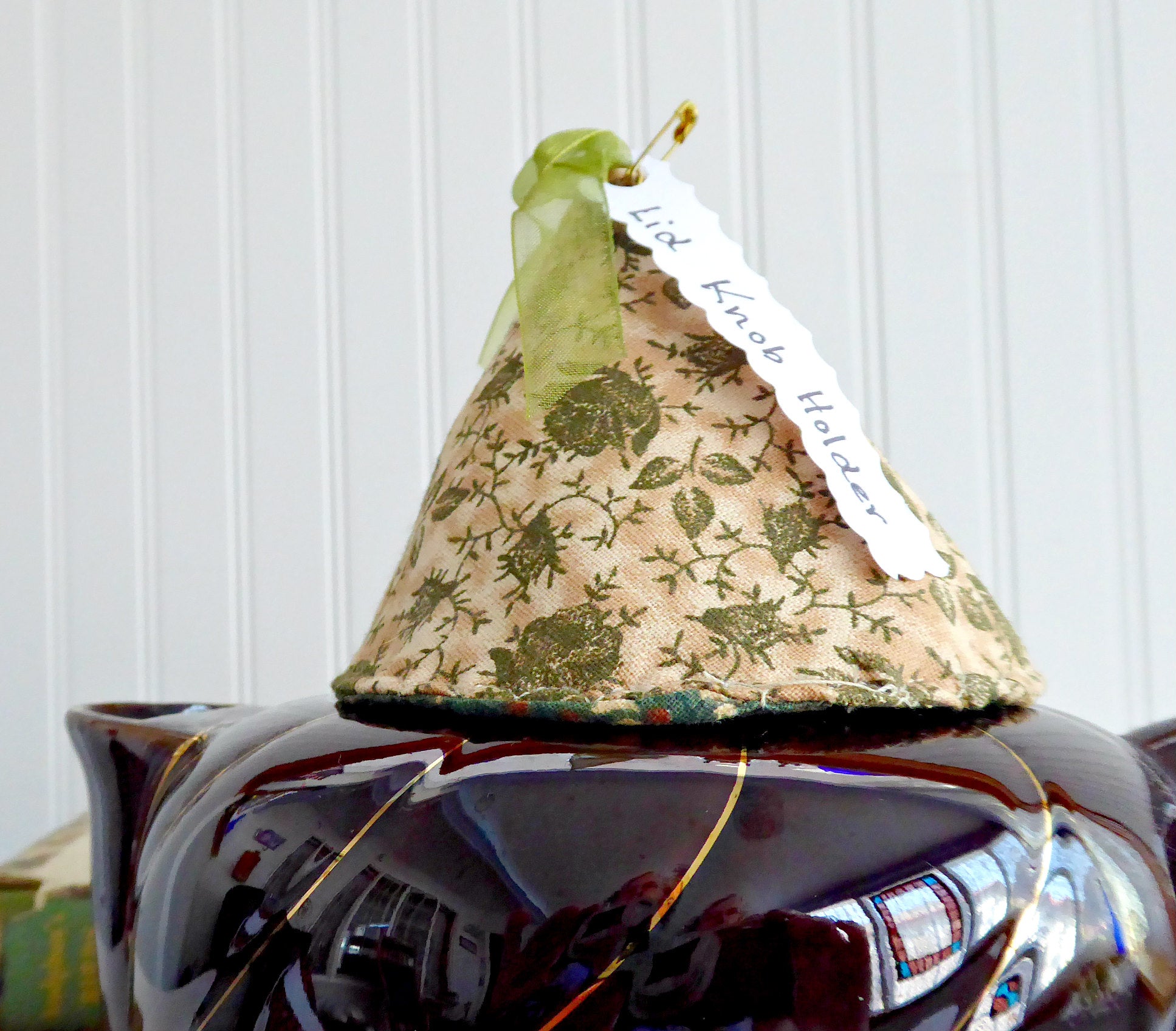 Tan Olive Green Knob Teapot Lid Holder with Padded Chintz Lining – Perfect for Tea Ceremonies, Kitchen Decor, and Gift Giving