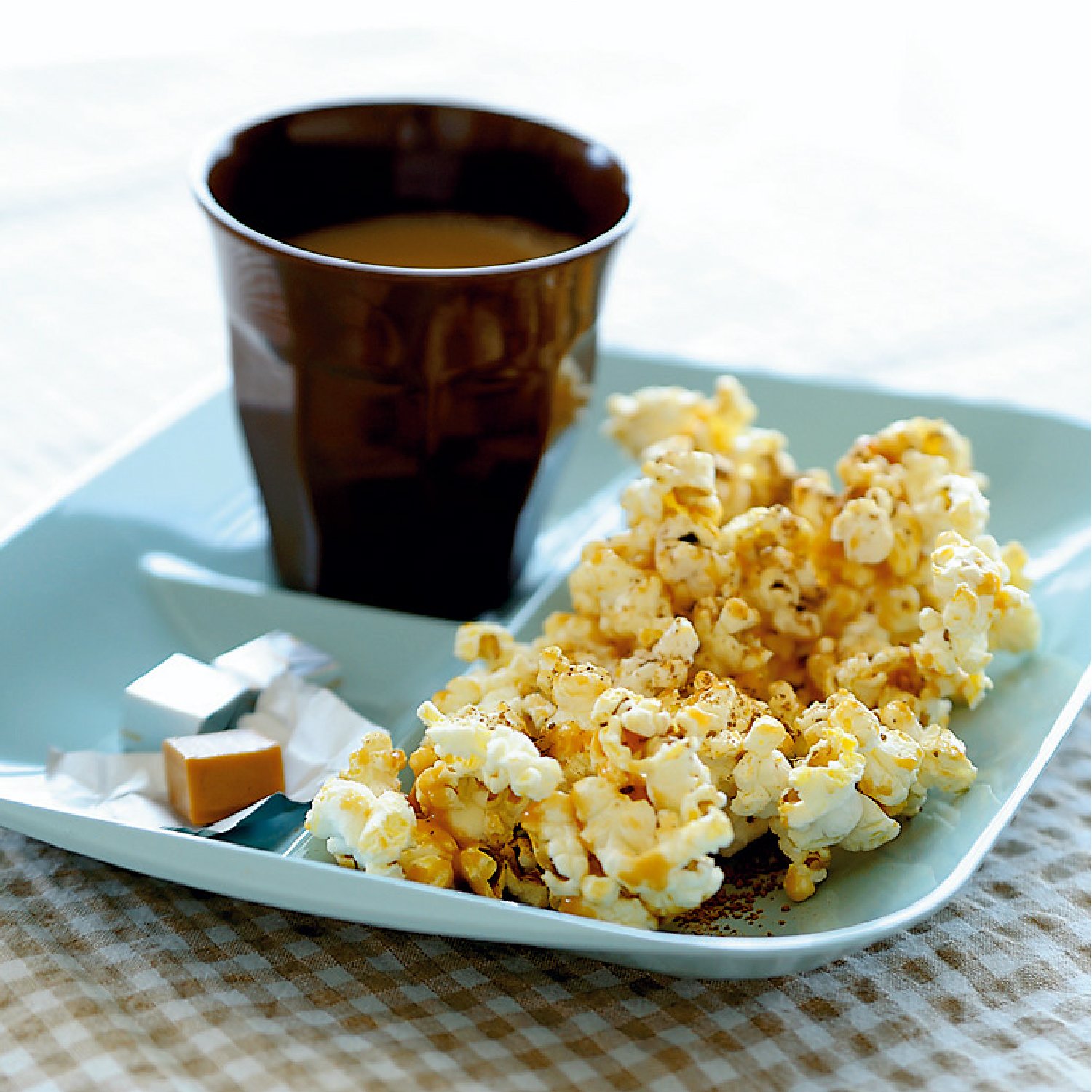 Akebono RE-935 Microwave Caramel Popcorn Maker - Fast & Easy Homemade Popcorn Machine for Movie Nights, Parties & Snacks