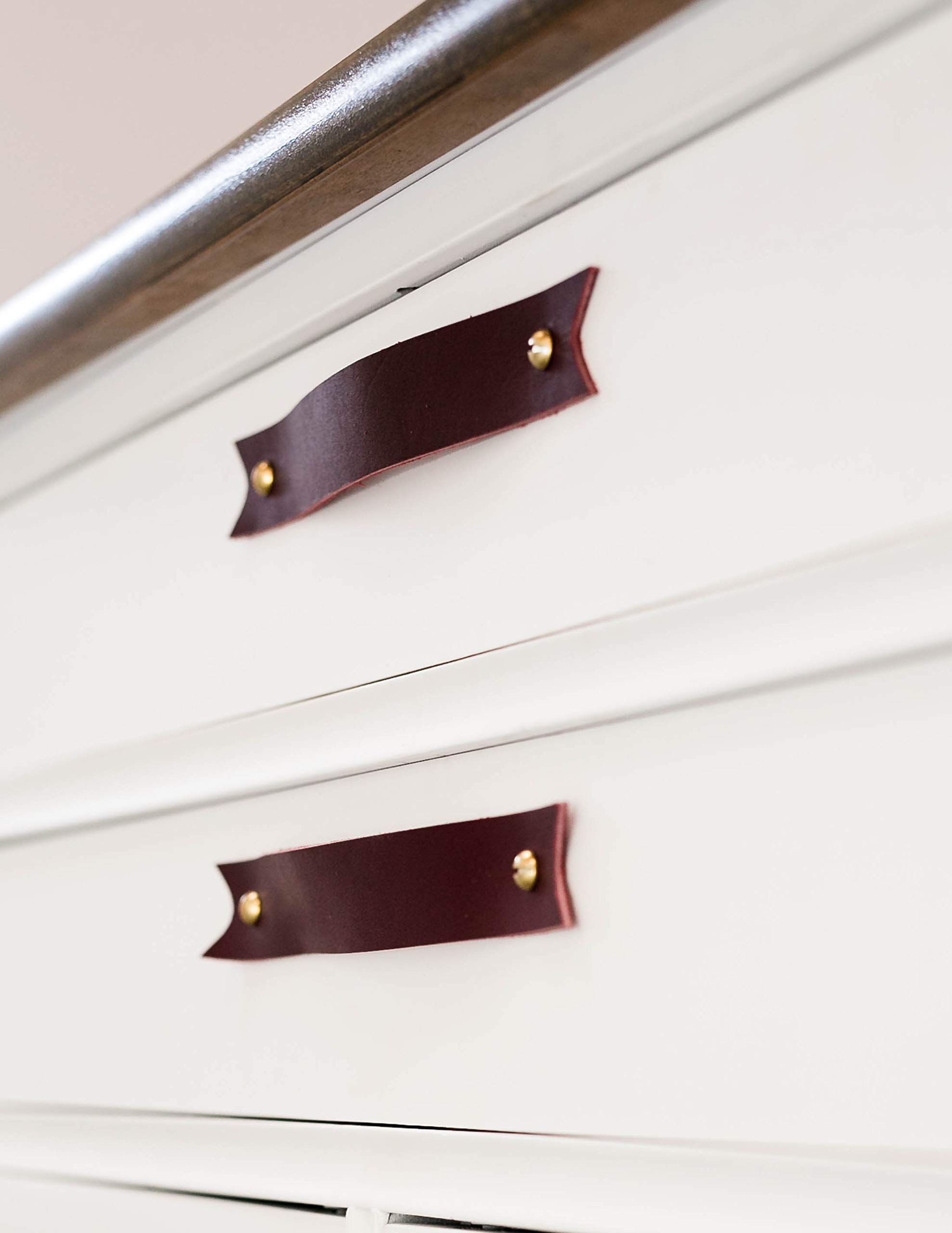 KEYAIIRA - Minimalist Leather & Brass Drawer Handles - Modern Kitchen Cabinet Pulls, Farmhouse Dresser Knobs, Scandinavian Furniture Hardware for Cabinets, Dressers & Nightstands (Set of 10) - Perfect for Home Renovation & DIY Projects