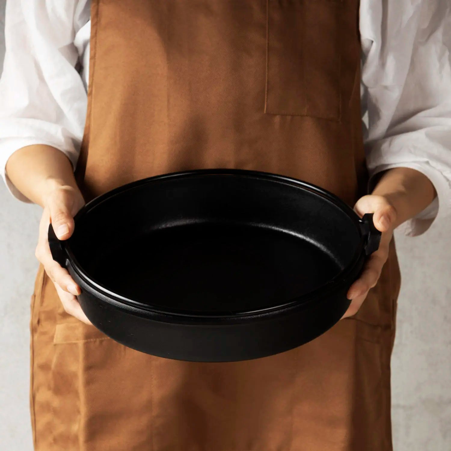 Premium Iwachu Nambu Cast Iron Sukiyaki Pan with Wooden Handle - Authentic Japanese Hot Pot & Tabletop Cooking for Sukiyaki, Shabu Shabu & More