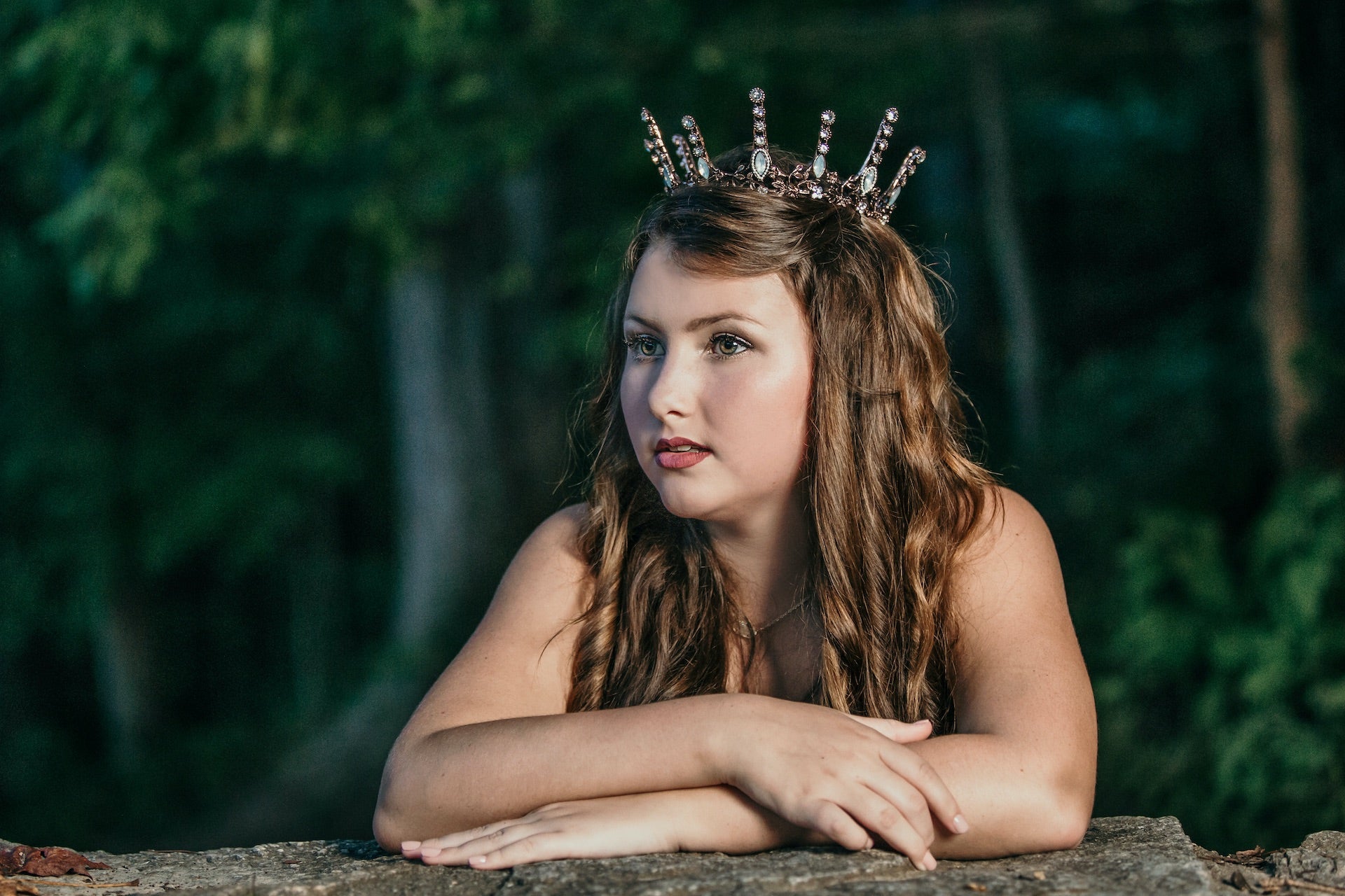 Vintage Elegant Crown for Women - Royal Style Bridal Tiara, Wedding Headpiece, Costume Jewelry - Perfect for Weddings, Prom, Cosplay, and Special Occasions