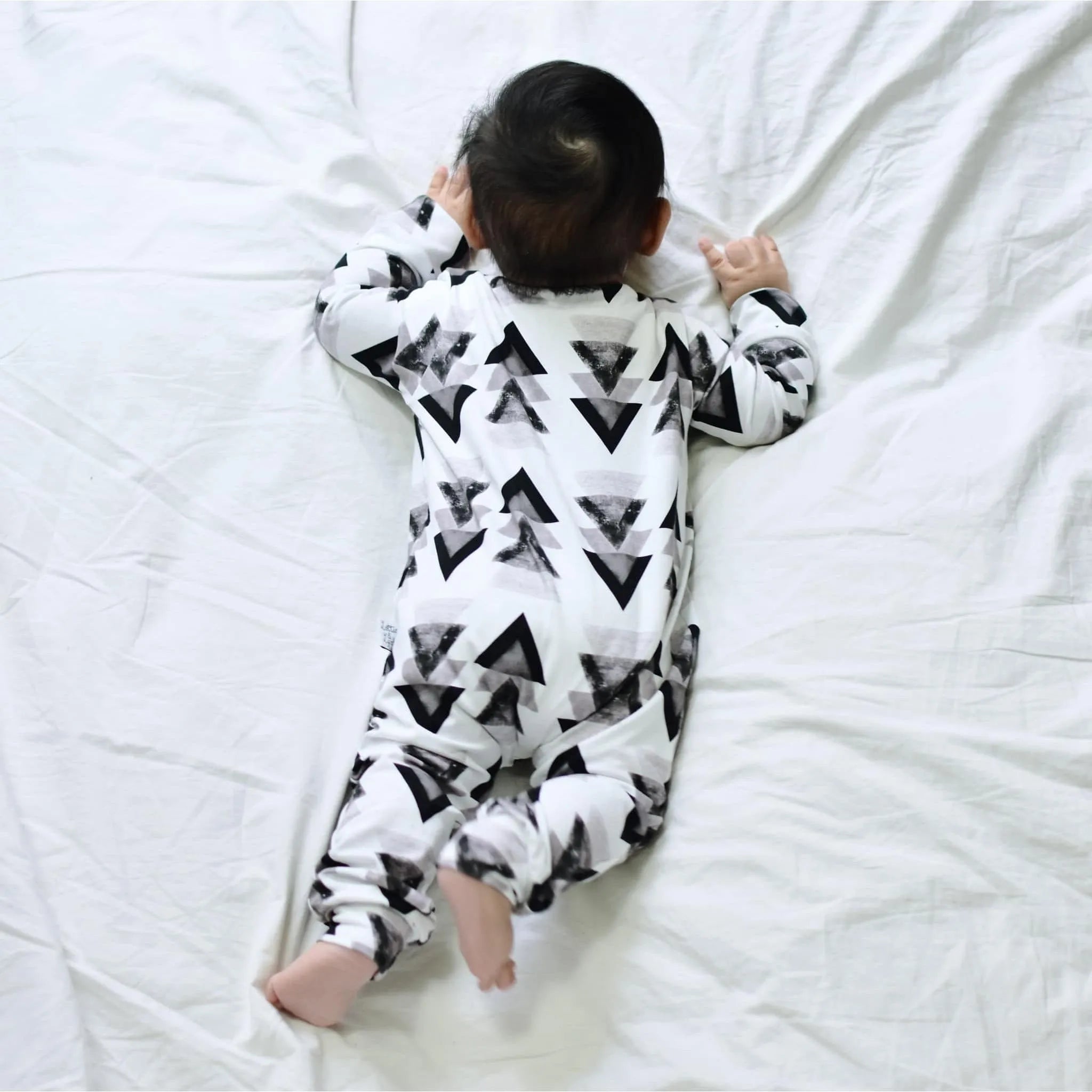 Stylish Monochrome Baby Romper with Marble Print & Snap Buttons - Soft Cotton Long Sleeve Jumpsuit for Toddlers (0-24 Months) - Perfect for Playdates, Photo Shoots & Everyday Comfort