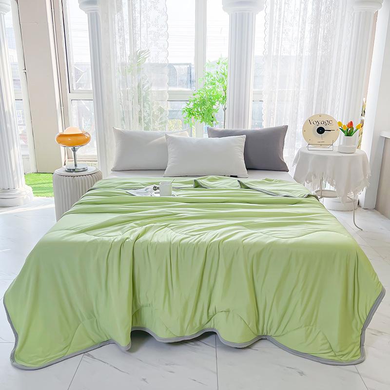Breathable Cooling Ice Silk Summer Comforter - Machine Washable Lightweight Bedding for Hot Sleepers - Perfect for Warm Nights & Air-Conditioned Rooms