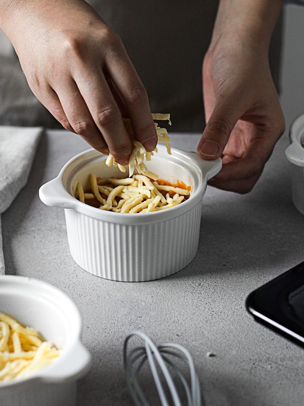 DOWAN 7oz Porcelain Ramekins with Lids - Oven Safe for Baking, Souffle & Soup - Set of 4 White