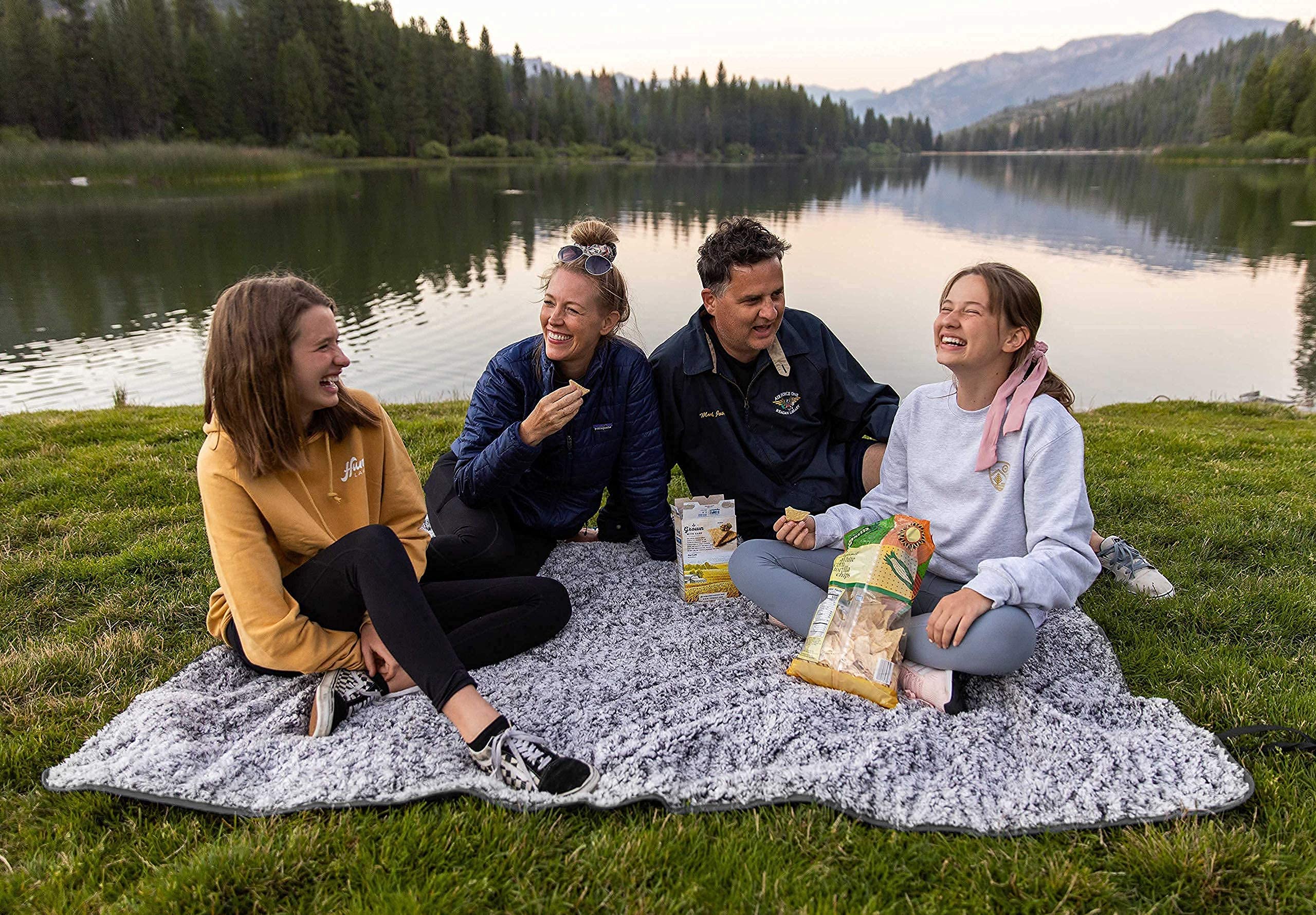 Oceas Outdoor Waterproof Stadium Blanket - Thick Weatherproof & Windproof Sherpa Blanket for Camping, Sports Events, Picnics, Beach, Tailgating, Hiking & Car Travel - Insulated Thermal Throw (Black) - Perfect for Cold Weather, Concerts & Outdoor Adventures