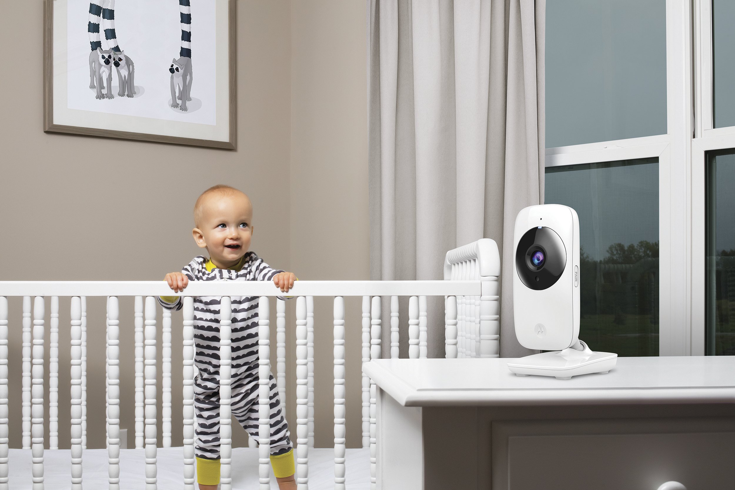 Motorola MBP481 2.4 GHz Digital Video Baby Monitor with 2-Inch Color Display, Digital Zoom & Infrared Night Vision - Wireless Baby Camera for Nursery, Bedroom & Travel