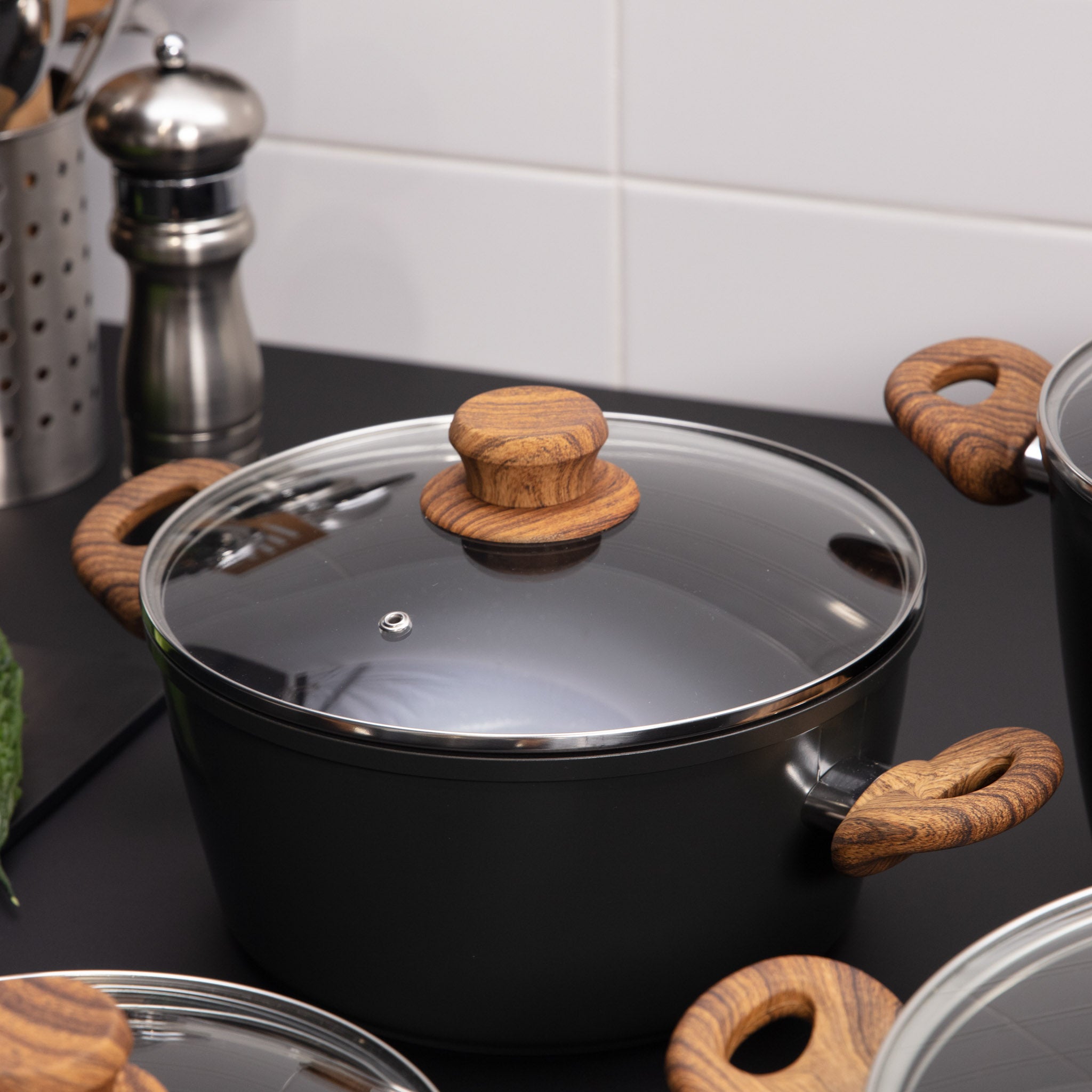 Premium Stainless Steel Gourmet Cooking Pot with Lid - Non-Stick & Durable for Home & Restaurant Use - Perfect for Soups, Stews & Pasta Dishes