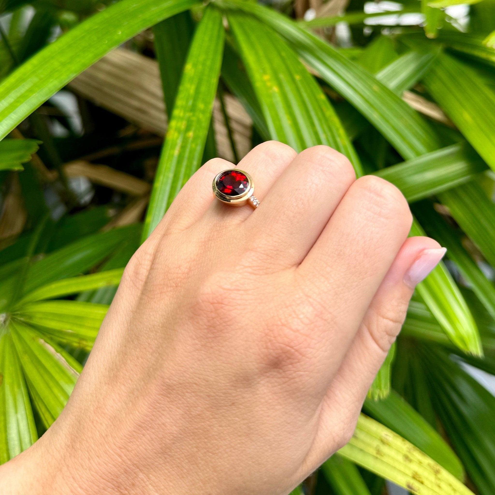 18K Yellow Gold Oval Garnet & Pavé Diamond Ring for Women - Elegant Jewelry Gift for Anniversary, Engagement, or Special Occasion