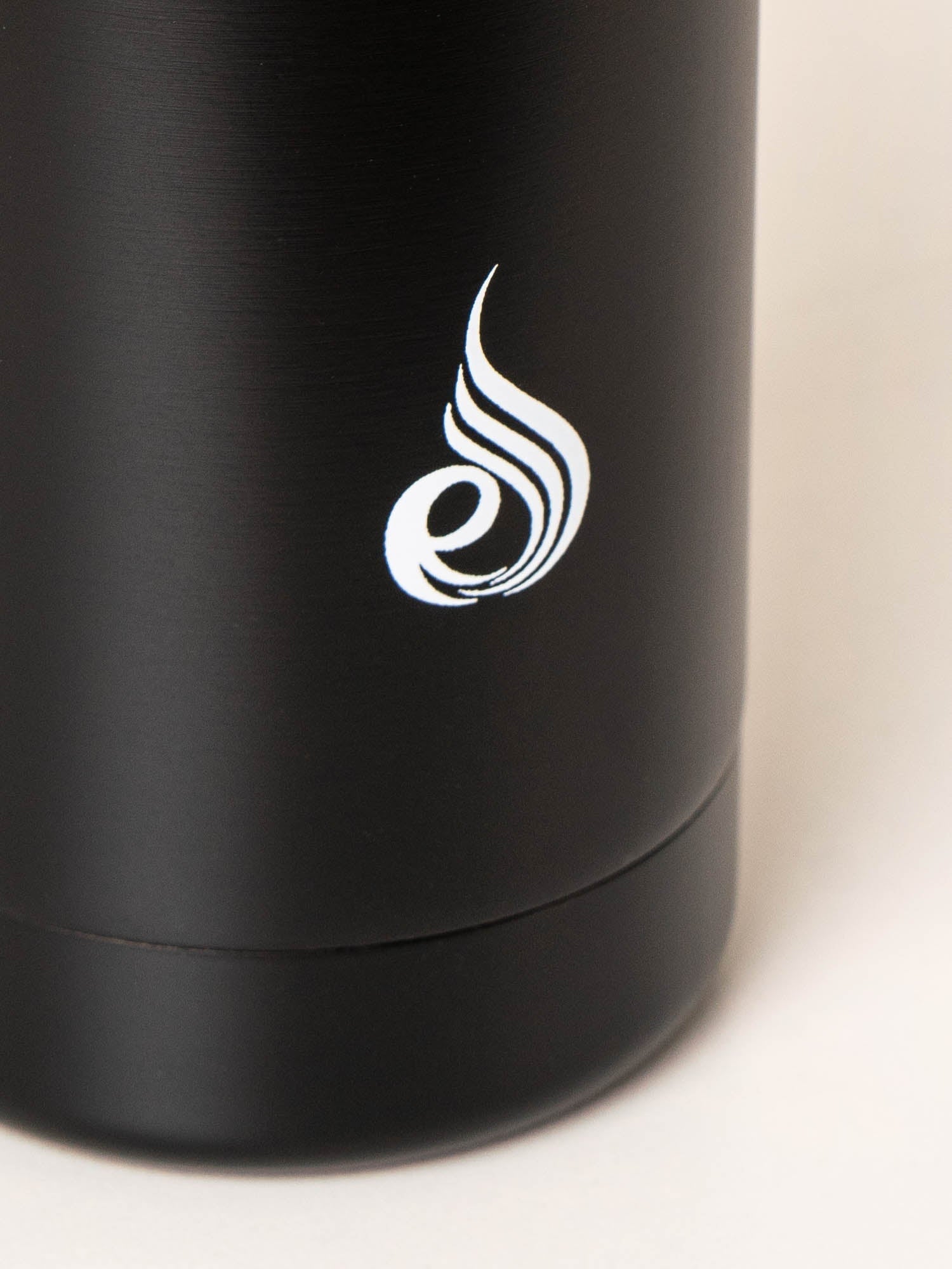 Premium Core Steel Water Bottle - 20oz Vacuum Insulated Stainless Steel Thermos for Hot & Cold Drinks - Leakproof & Durable - Ideal for Gym, Hiking, Office & Outdoor Activities - Black