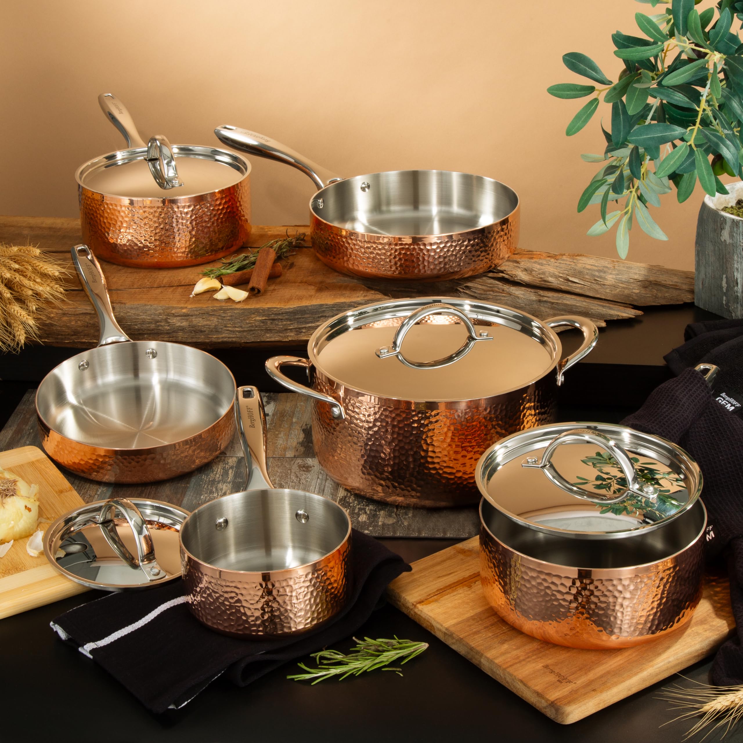 BergHOFF Vintage Tri-Ply Copper 9.5 Inch Dutch Oven 5.75 Quart with Matching Lid - Hammered Finish, Ergonomic Handle, 3-Layer Base for Even Heat Distribution - Perfect for Braising, Stewing & Slow Cooking in Gold Finish