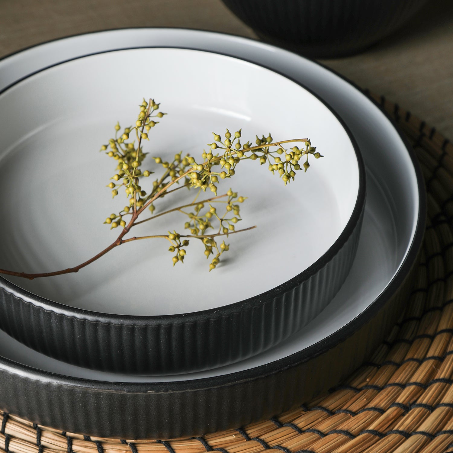 Premium Larosso Stoneware Dinnerware Set - 16-Piece Black & White Porcelain Plates, Bowls & Mugs - Elegant Dinner Set for Home, Restaurant & Special Occasions