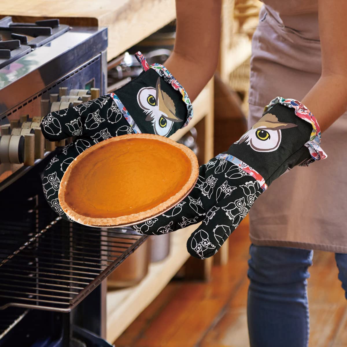 Heat Resistant Oven Mitts Set of 2 - Soft Quilted Cotton Lining & Anti-Slip Silicone Grip - Fashion Animal Print Kitchen Gloves for Baking, Grilling, and Safe Cooking (Black)