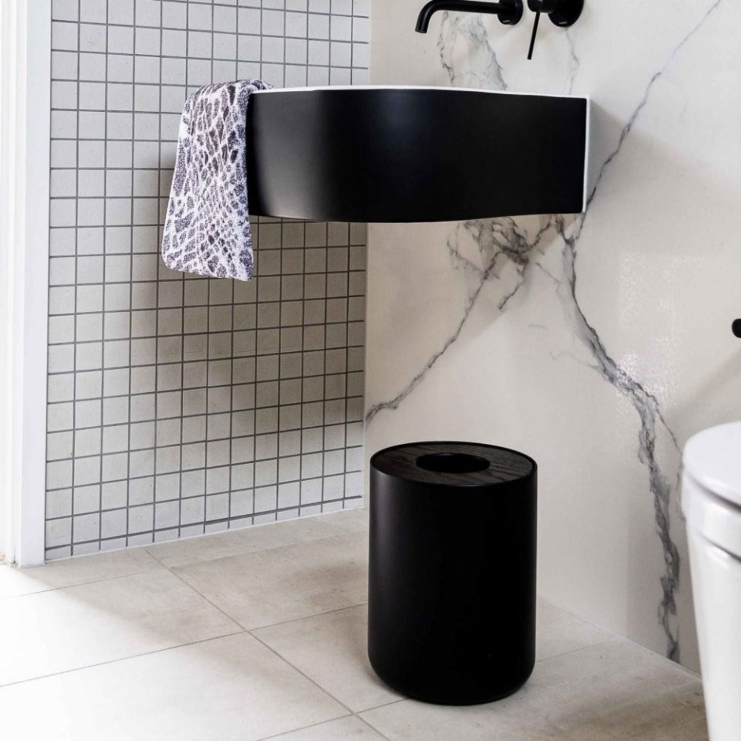 DESIGNSTUFF Round Trash Can - 10 Gallon Black Wastebasket for Kitchen, Bathroom, Office & Home Use | Durable Plastic Garbage Bin with Lid for Easy Disposal