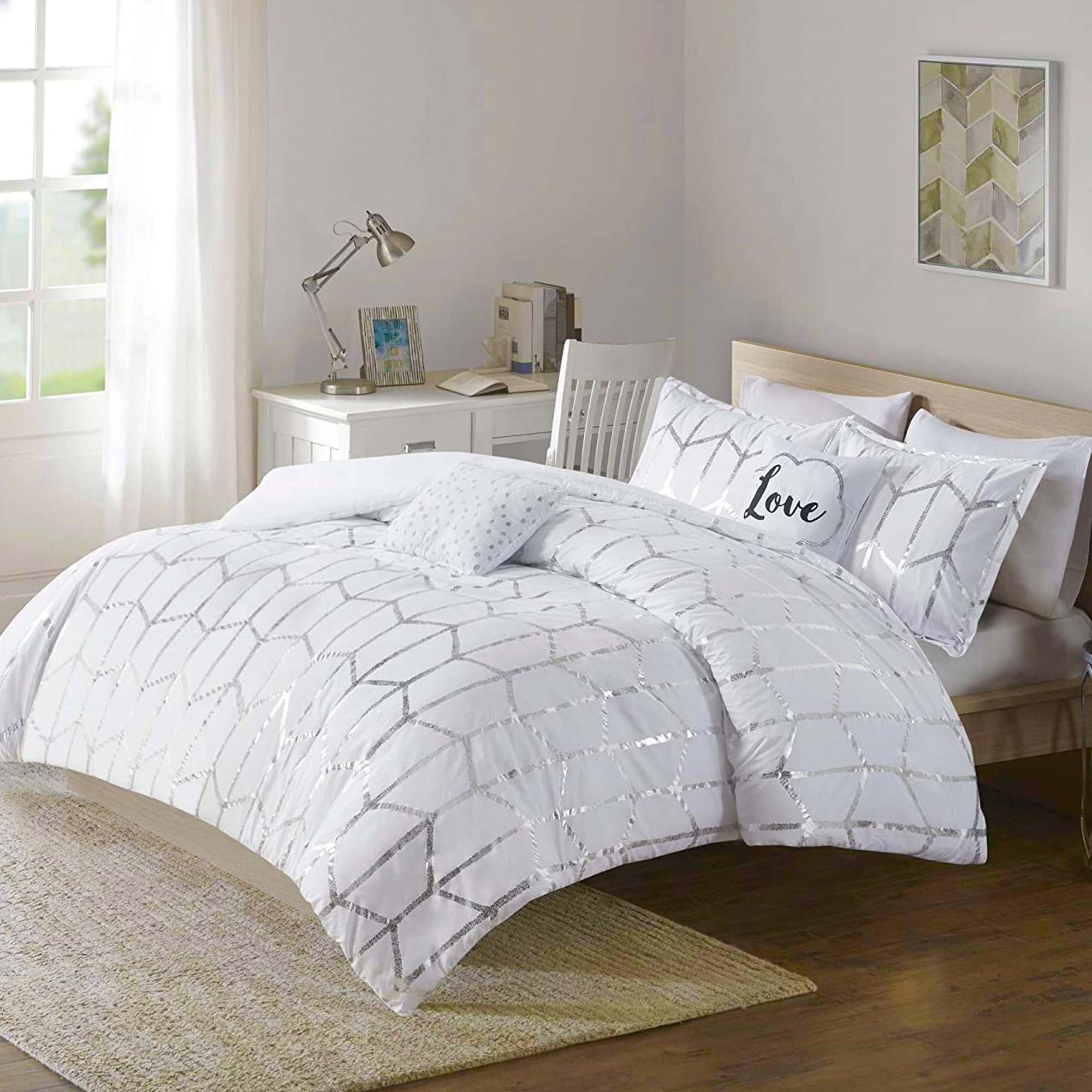 Intelligent Design Raina King/Cal King Comforter Set - Soft Microfiber Bedding with Modern Geometric Metallic Pattern | 5-Piece College Dorm Bedding Set Includes Comforter, 2 Shams & 2 Decorative Pillows | Perfect for Master Bedrooms, Guest Rooms & Dorm Decor