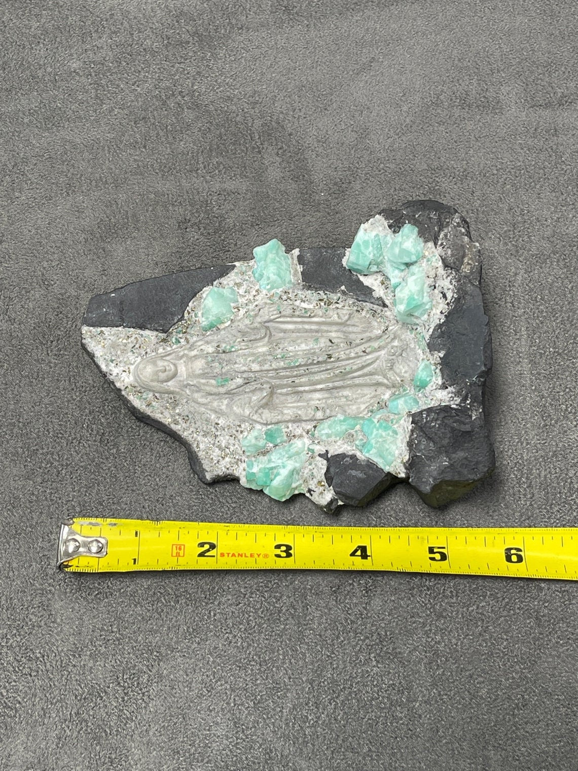 Colombian Emerald Virgin Mary Rough Crystal Sculpture - Handcrafted Religious Statue for Home Altar, Meditation & Spiritual Decor