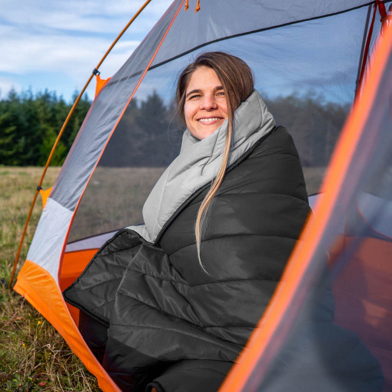 Oceas Outdoor Waterproof Stadium Blanket - Thick Weatherproof & Windproof Camping Blanket for Sporting Events, Picnics, Beach, Tailgating & Car Use - 100% Waterproof Insulated Throw (Puffy, Black) - Perfect for Football Games, Concerts, Hiking and Emergency Car Kit