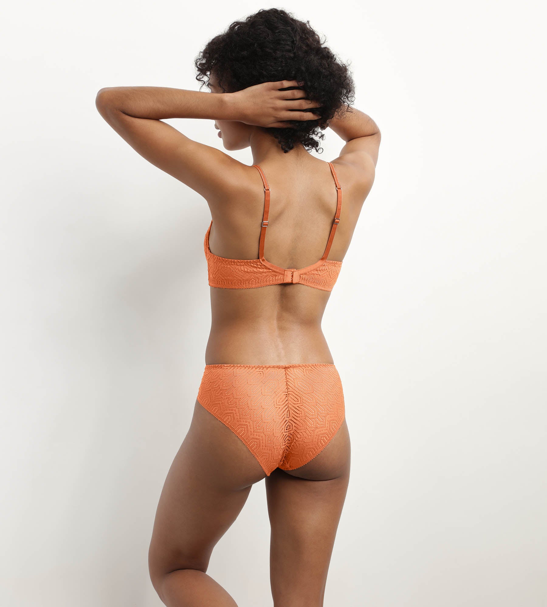Lace Graphic Contour Bra in Hazelnut by Dim - Perfect for Everyday Comfort & Elegant Outfits