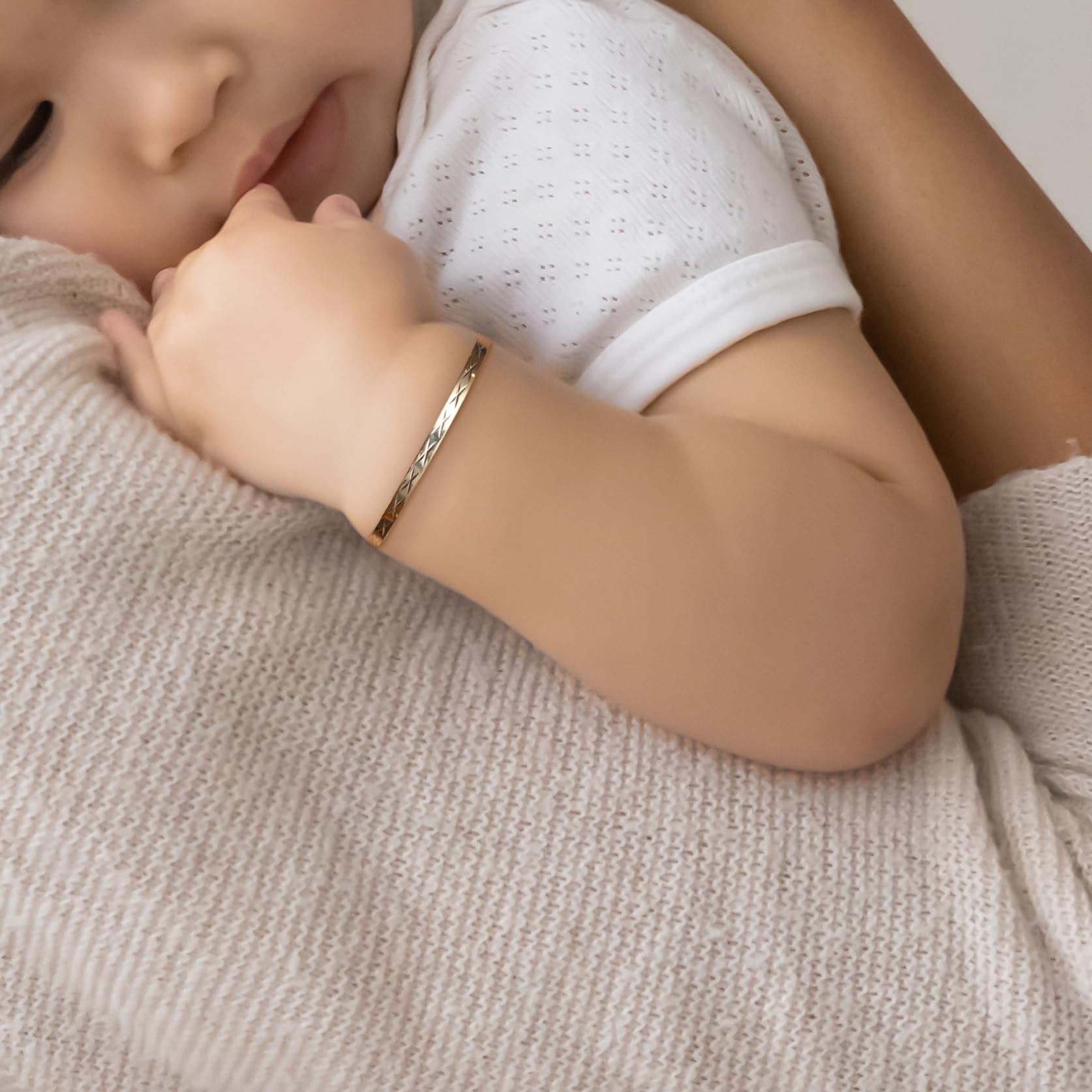 Carissima 9ct Yellow Gold Diamond-Cut Adjustable Baby Bangle (3.6-5cm) – Perfect for Christening Gifts & Newborn Jewelry