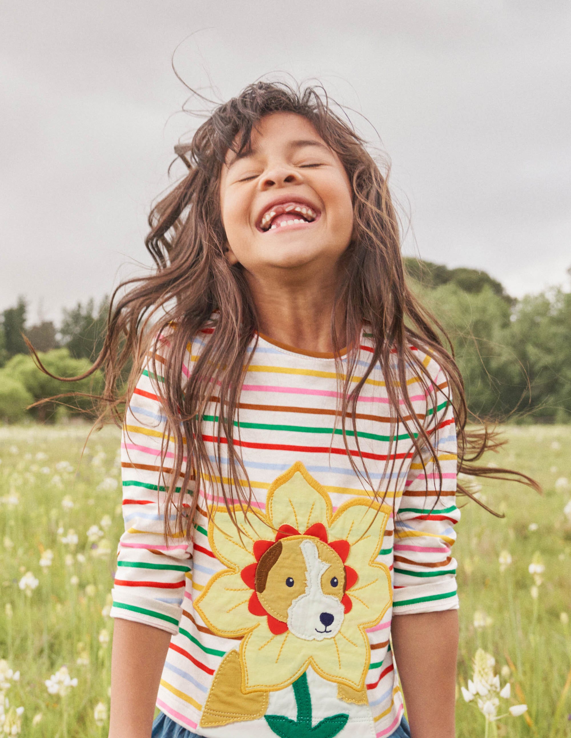 Big Appliqué T-Shirt Ivory/Rainbow Dog - Cute Casual Graphic Tee for Dog Lovers - Perfect for Everyday Wear & Dog-Themed Events