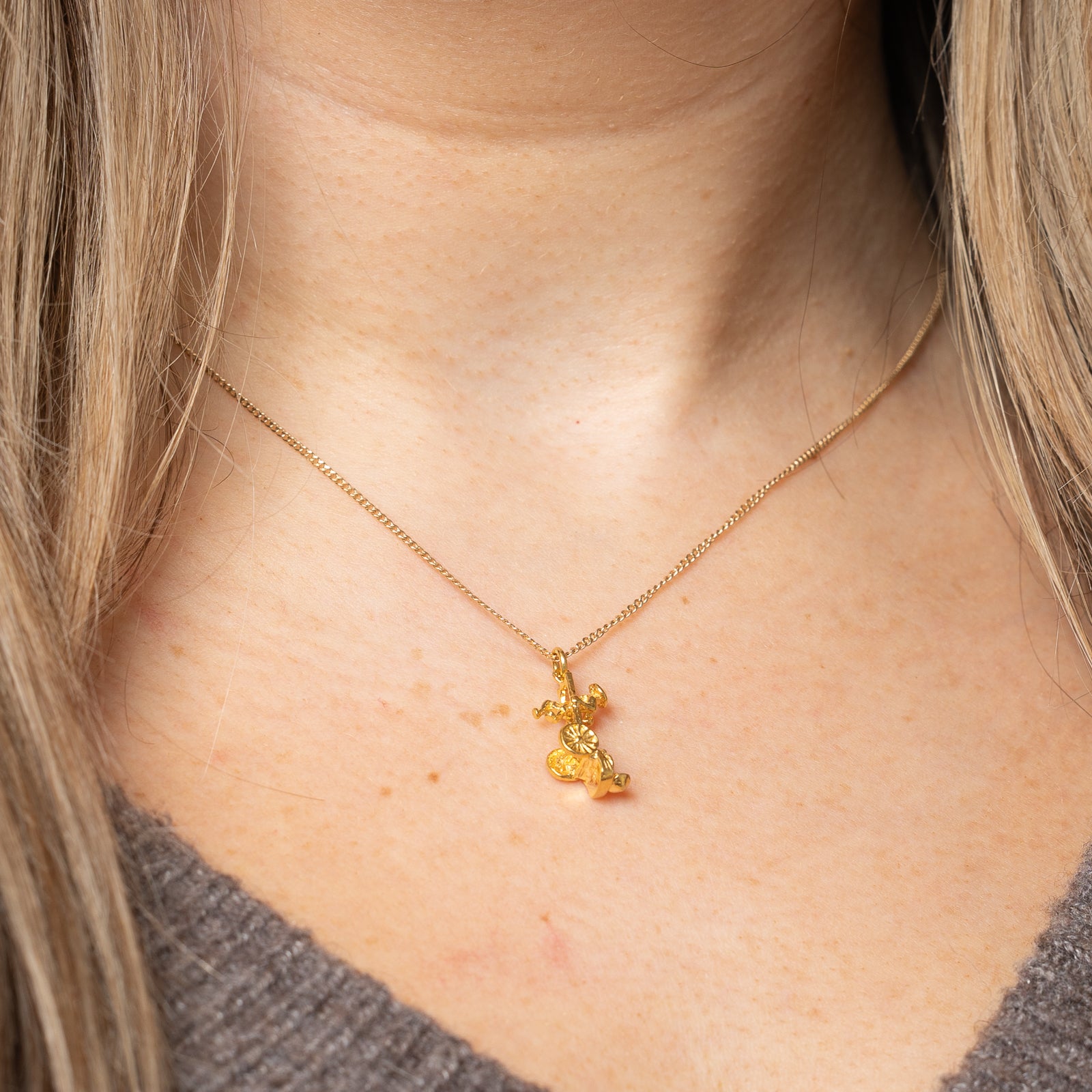 14K Yellow Gold Chariot Vintage Charm Pendant - Elegant Jewelry for Necklace, Bracelet & Gift Giving - Perfect for Weddings, Anniversaries & Special Occasions