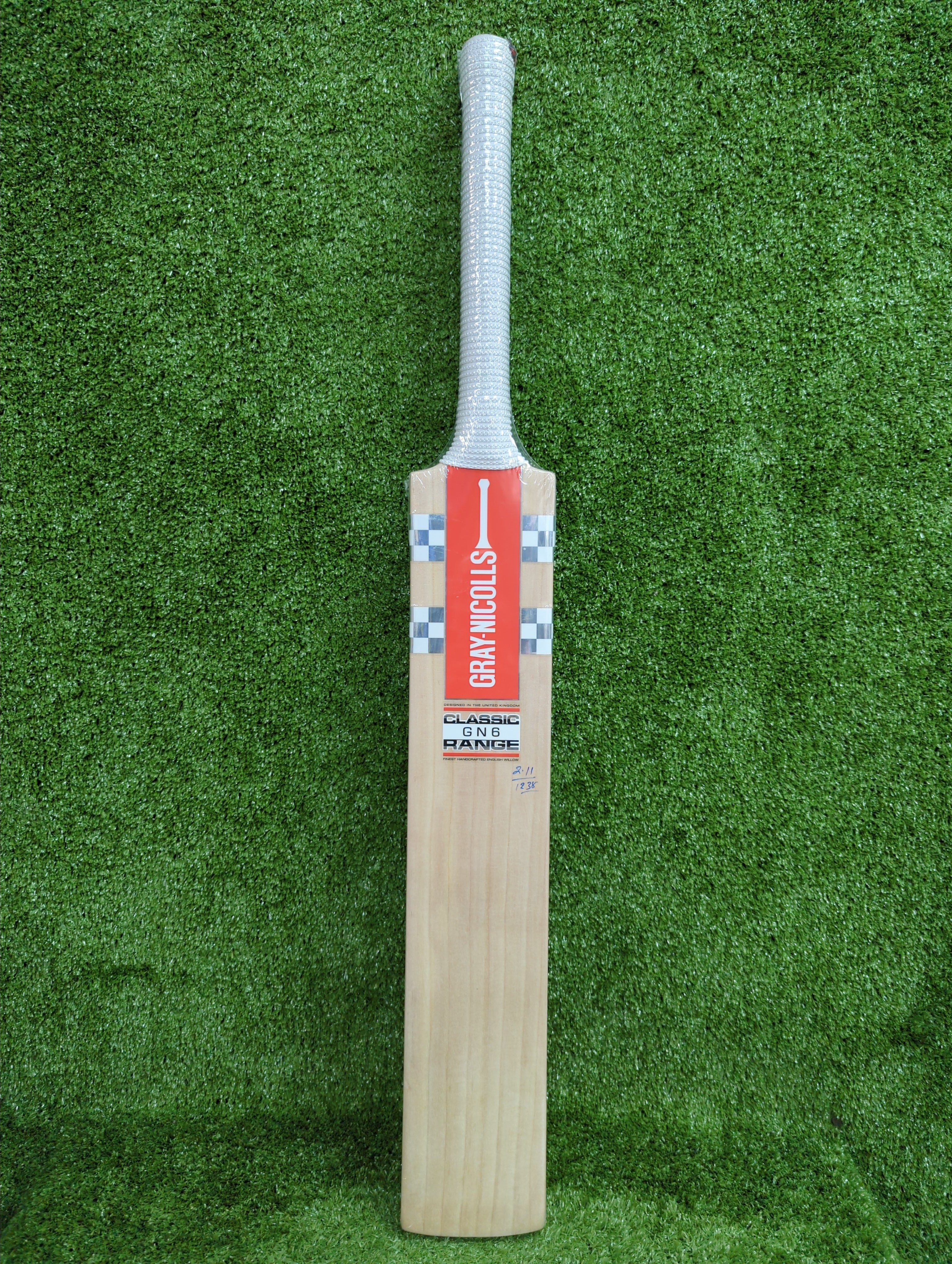 Gray Nicolls 6 Classic Range Adult English Willow Cricket Bat - Big Edge - Premium Cricket Equipment for Professional & Recreational Players - Perfect for Matches, Training & Backyard Practice