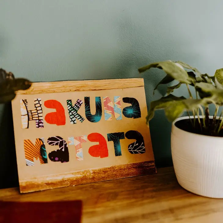 Hakuna Matata Wooden Wall Sign - Inspirational Home Decor for Living Room, Bedroom & Office - Perfect Gift for Disney Fans & Lion King Lovers