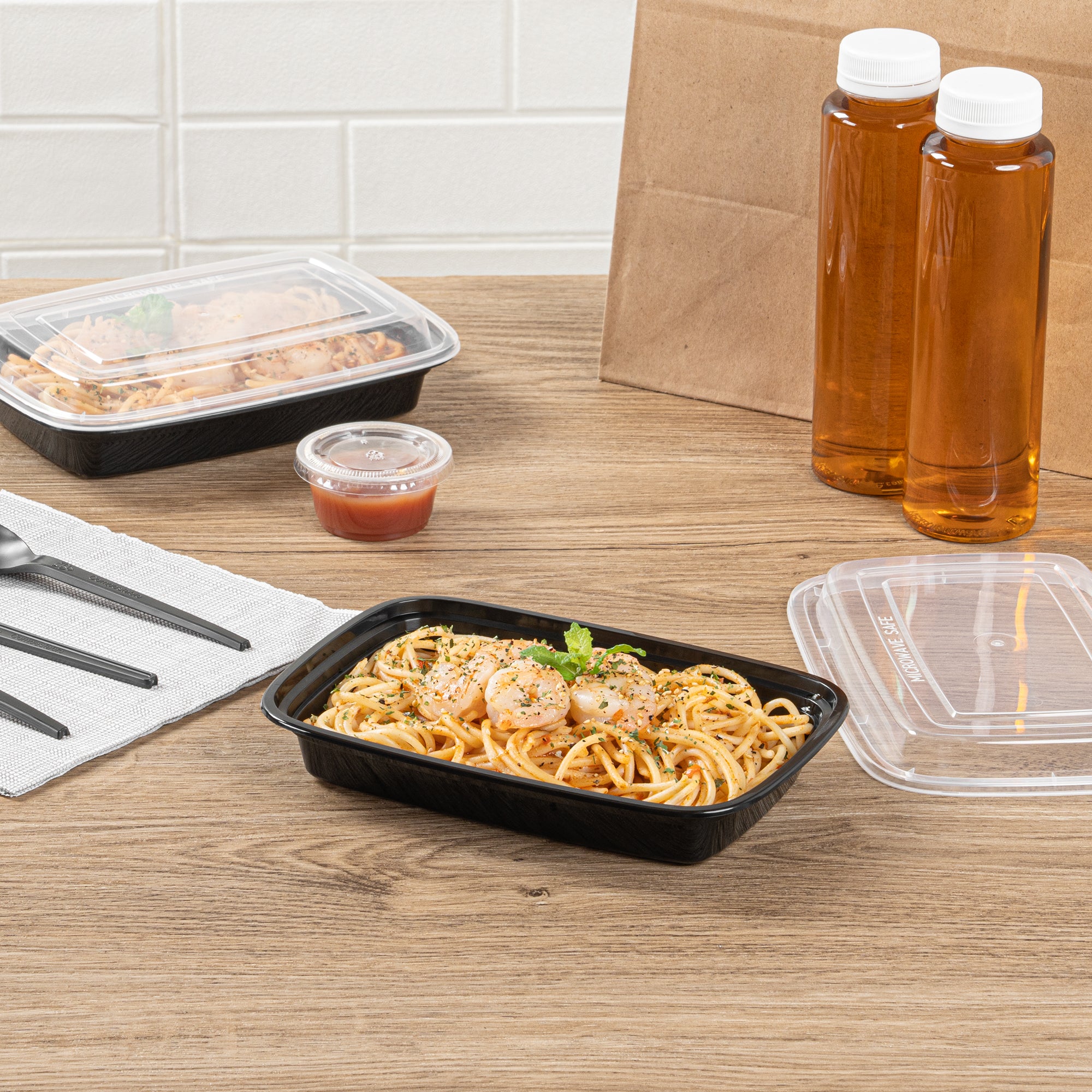 16 oz Black Rectangle Plastic Food Storage Container with Clear Lid - Microwave Safe (7.75