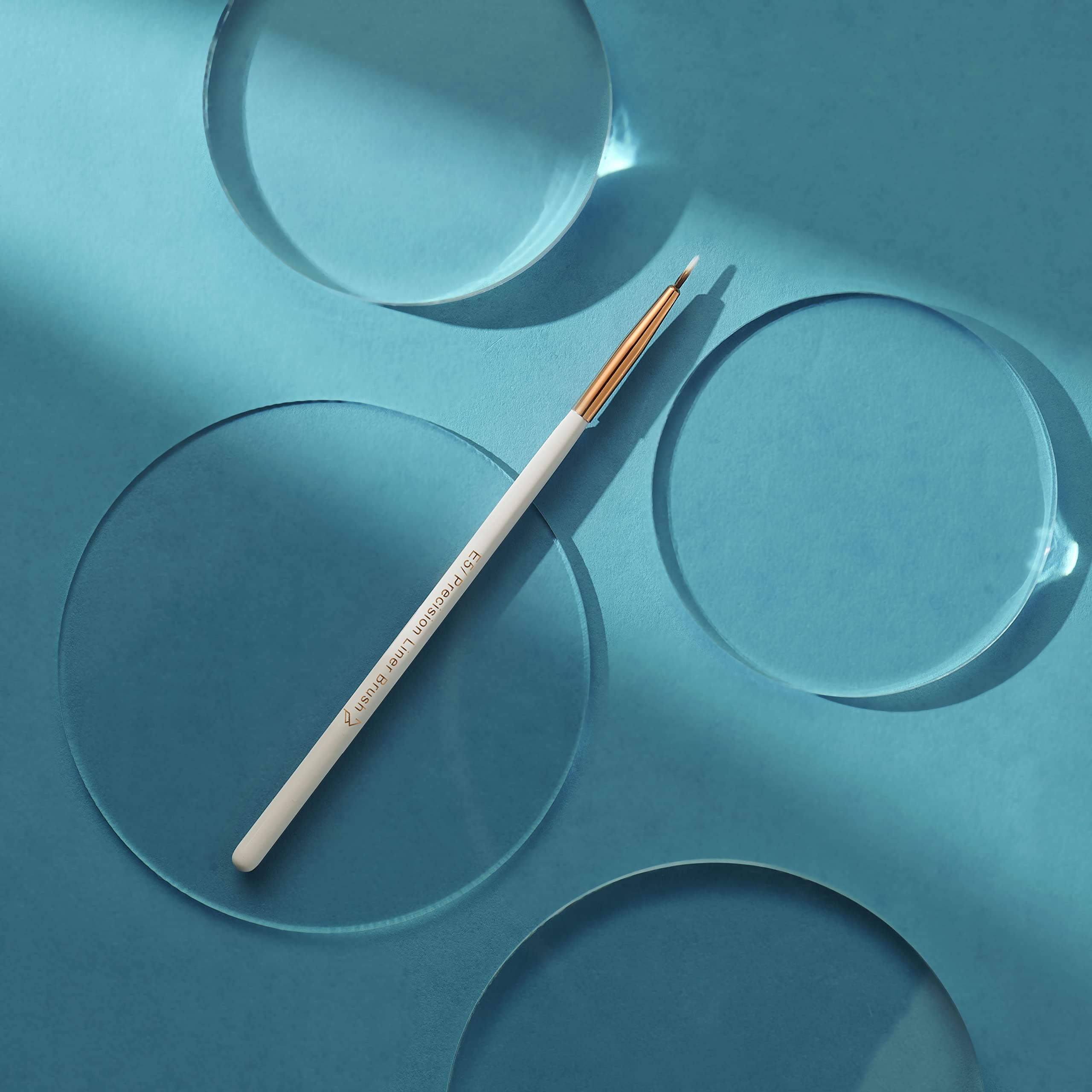 Pigment Play Blending Brush - Premium Synthetic Eyeshadow Brush for Seamless Blending & Diffused Finish | Cruelty-Free Makeup Brush | Perfect for Eyeshadow, Pigments & Cream Products | Great for Professional Makeup Artists & Beauty Enthusiasts