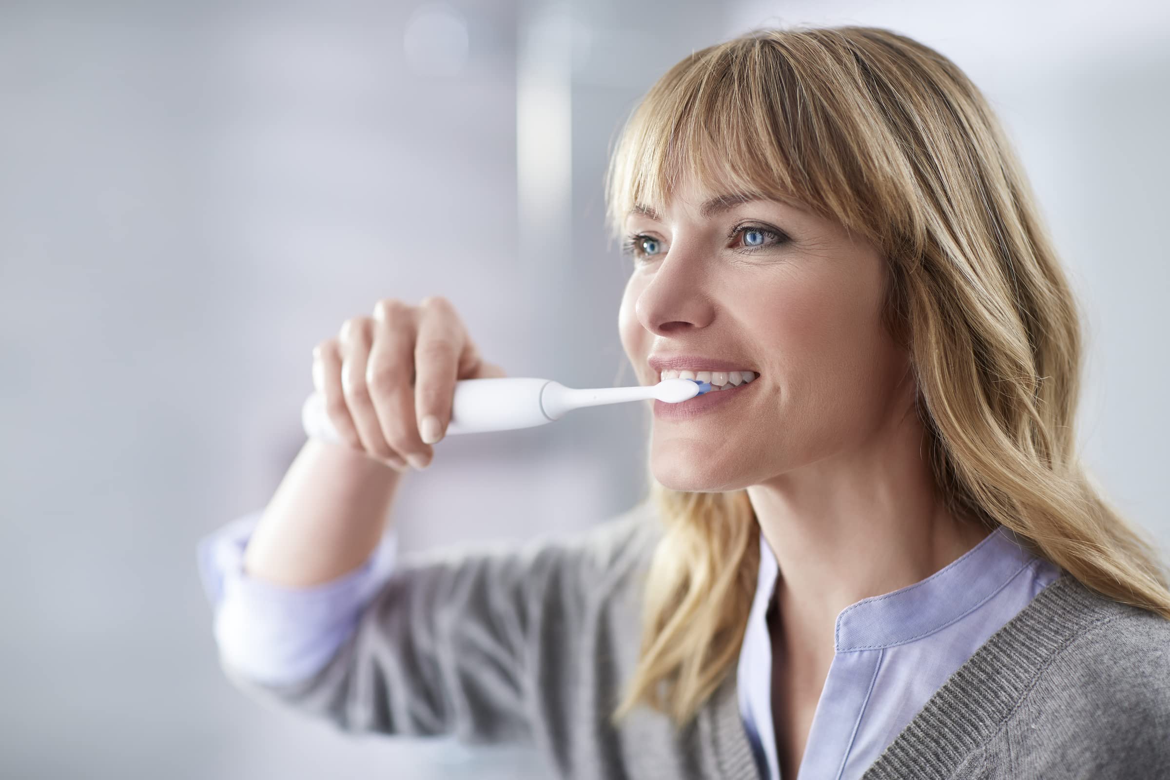 PHILIPS Sonicare 4500 Electric Toothbrush HX6827/11 - Rechargeable Sonic Toothbrush with Pressure Sensor & 2 Brush Heads - Perfect for Travel & Daily Oral Care