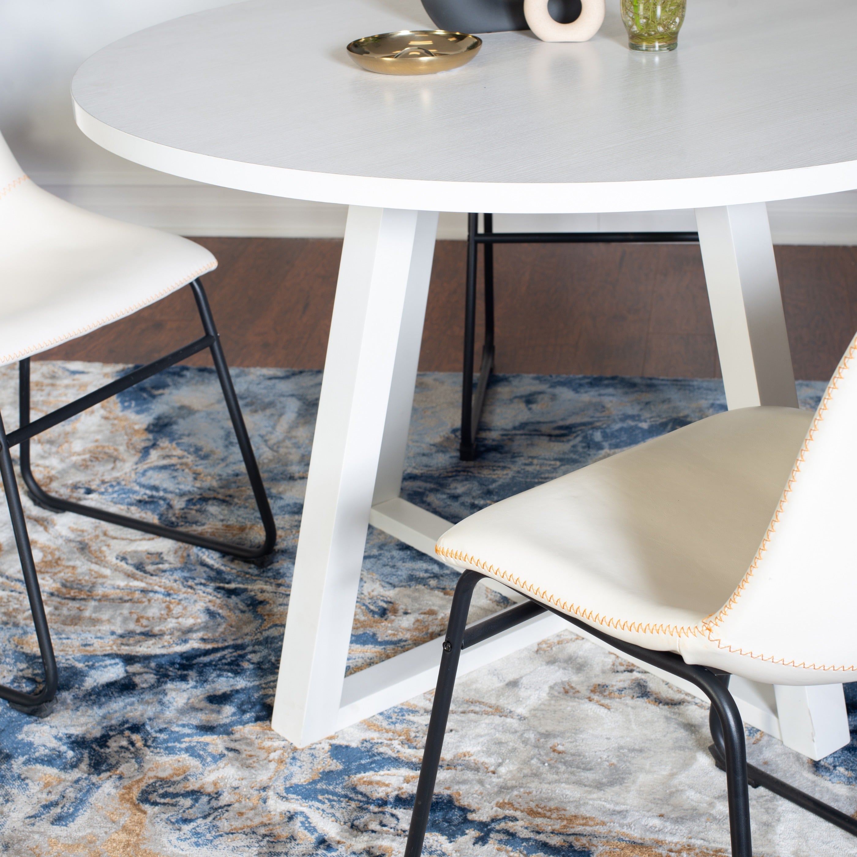 Roundhill Furniture Varna Round Wood Dining Table Set with 2 Stylish Chairs - 3 Piece Modern Kitchen & Breakfast Nook Set for Small Spaces