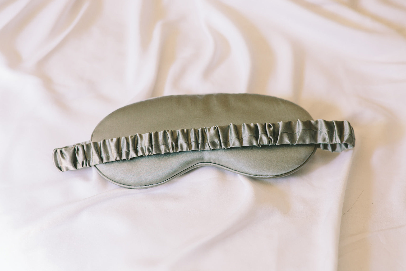 Luxury Silk Sleep Mask for Women & Men - Soft & Breathable Eye Mask for Sleeping, Travel & Relaxation - Blackout Blindfold for Better Sleep & Meditation
