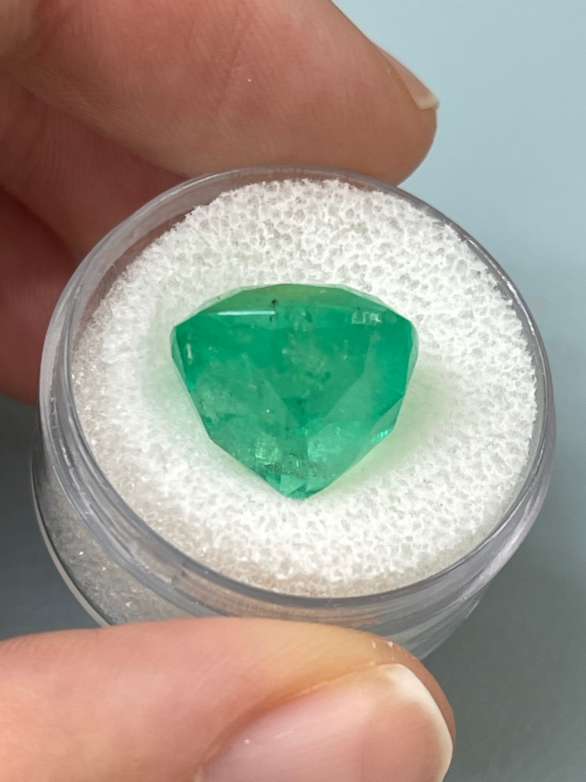 12.66 Carat Natural Colombian Emerald Gemstone - Cushion Cut 14x14mm for Jewelry Making, Engagement Rings & Luxury Gifts