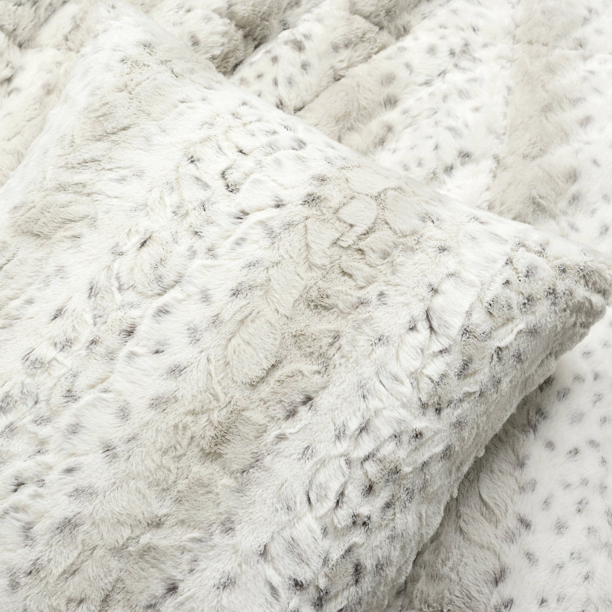 Leopard Print Faux Fur Comforter Set - 3 Piece King/Queen Size Bedding Set with Pillow Shams - Soft Luxury Animal Print Blanket for Bedroom Decor, Winter Warmth & Cozy Home Styling