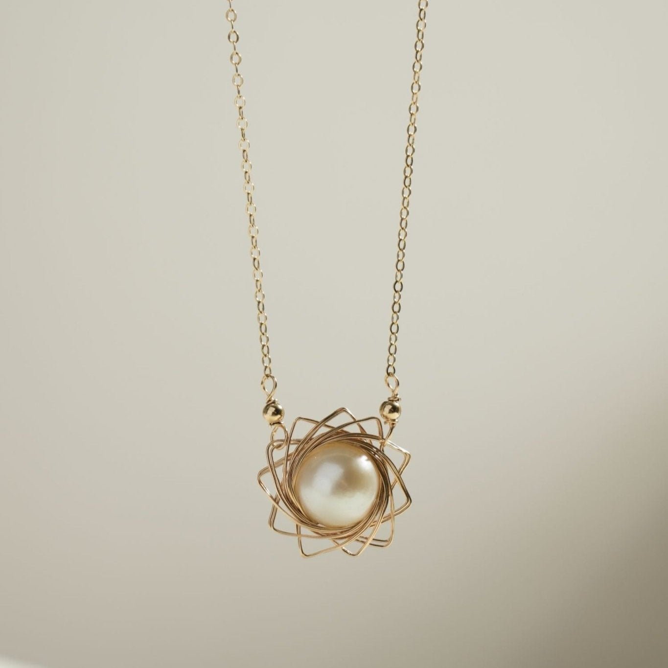 Classic Filigree Starburst Pearl Pendant Necklace for Women - Elegant Vintage Jewelry Gift for Birthday, Anniversary & Special Occasions