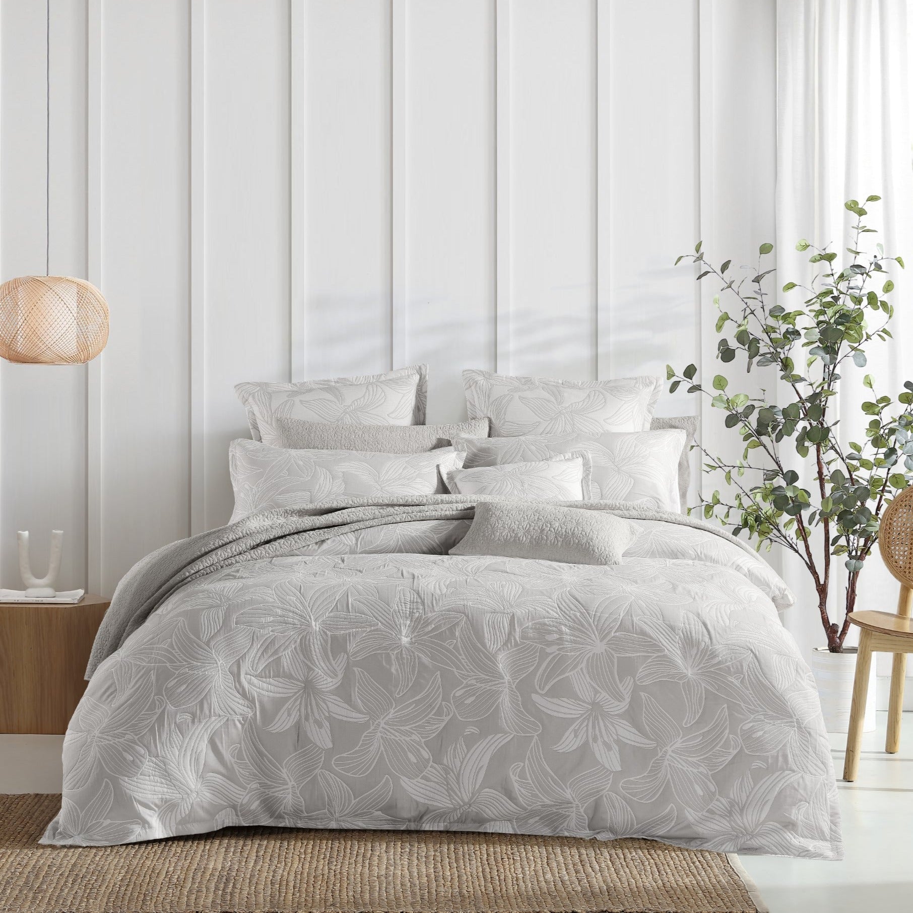 Luxury Grace Dove Quilt Cover Set - King Size Bedding Set by Logan & Mason Platinum - Soft Microfiber Duvet Cover for Master Bedroom & Guest Room Decor