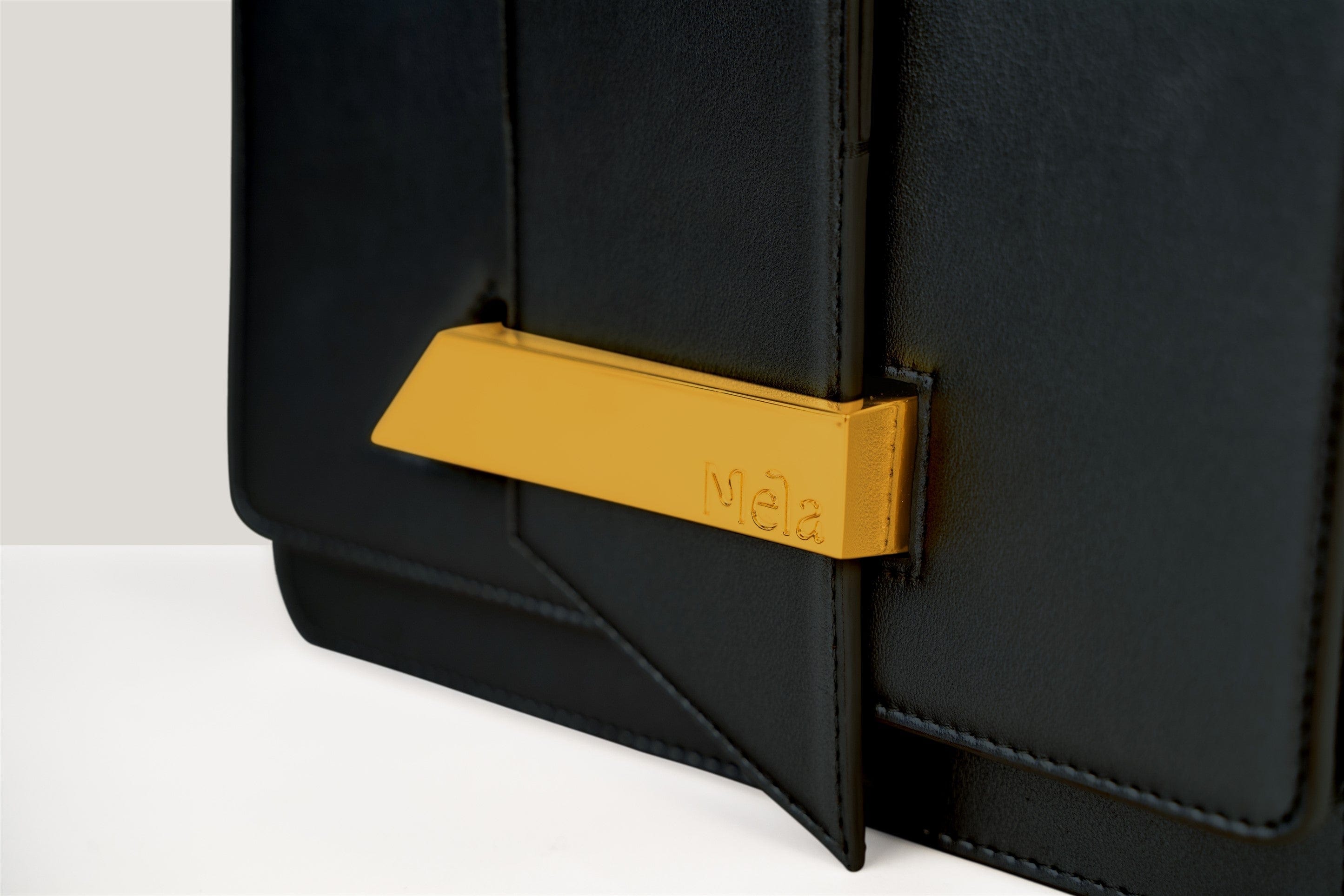 Vegan Leather Crossbody Bag for Women - Nora Apple Black | Stylish & Eco-Friendly Purse for Daily Use, Travel & Shopping