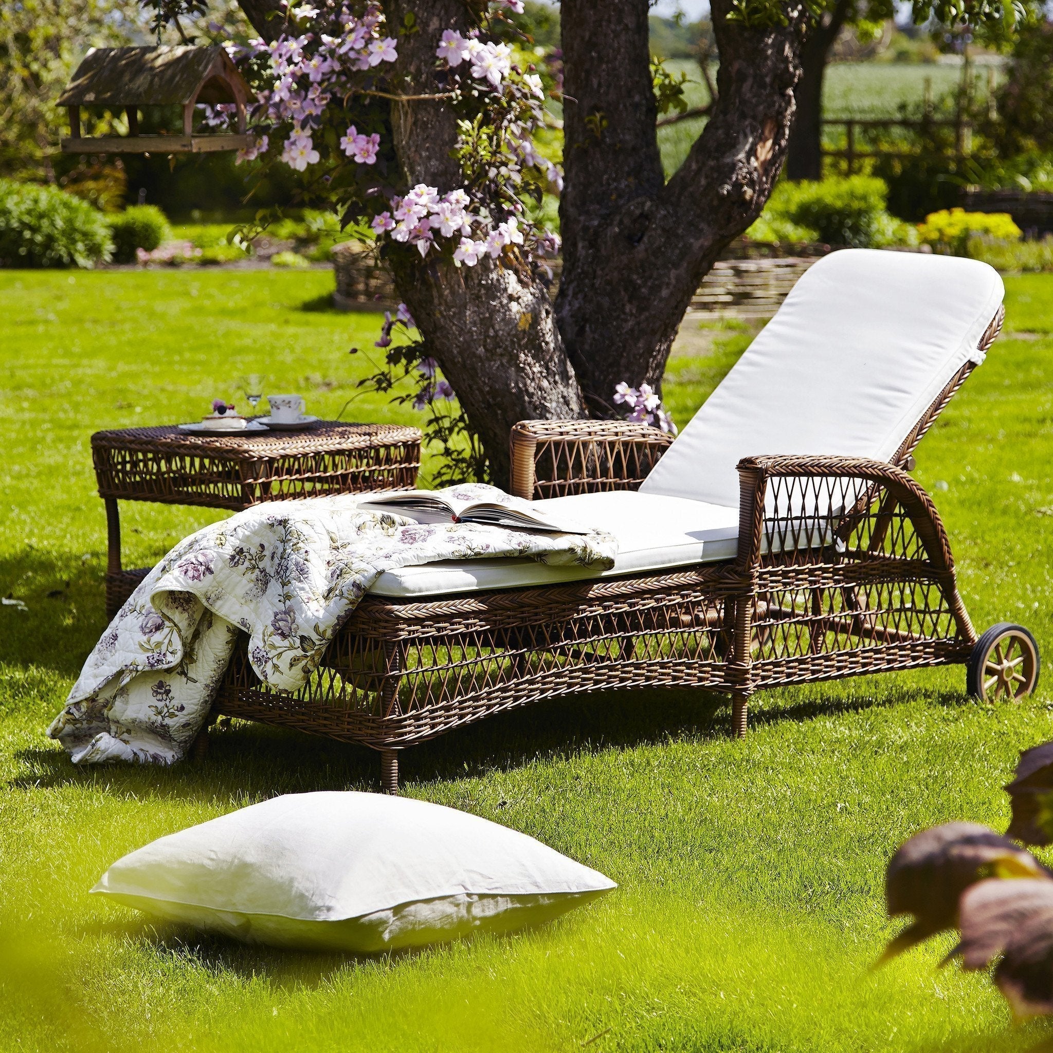 Sika Design Daisy Sunbed Sunlounger - Outdoor Patio Lounge Chair with Cushion, Wicker Rattan Furniture for Poolside, Beach, Garden, and Backyard Relaxation