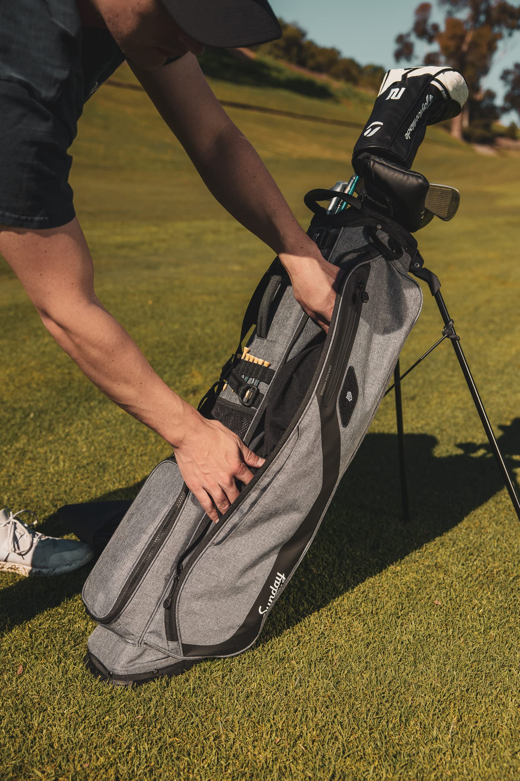 Sunday Golf Loma XL Bag - Ultra Lightweight 3.4lbs Golf Stand Bag with Adjustable Strap & Auto-Open Stand - Perfect for Driving Range, Par 3 Courses & Executive Golf - Ideal for Practice, Travel & Quick Rounds