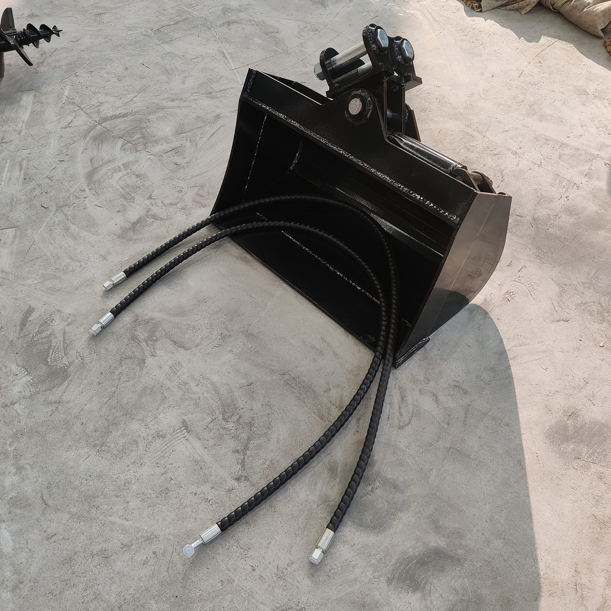 TYPHON 600mm Tilting Bucket Attachment for Mini Excavators - Heavy Duty Excavator Bucket for TYPHON Machinery - Perfect for Landscaping, Trenching & Construction Projects