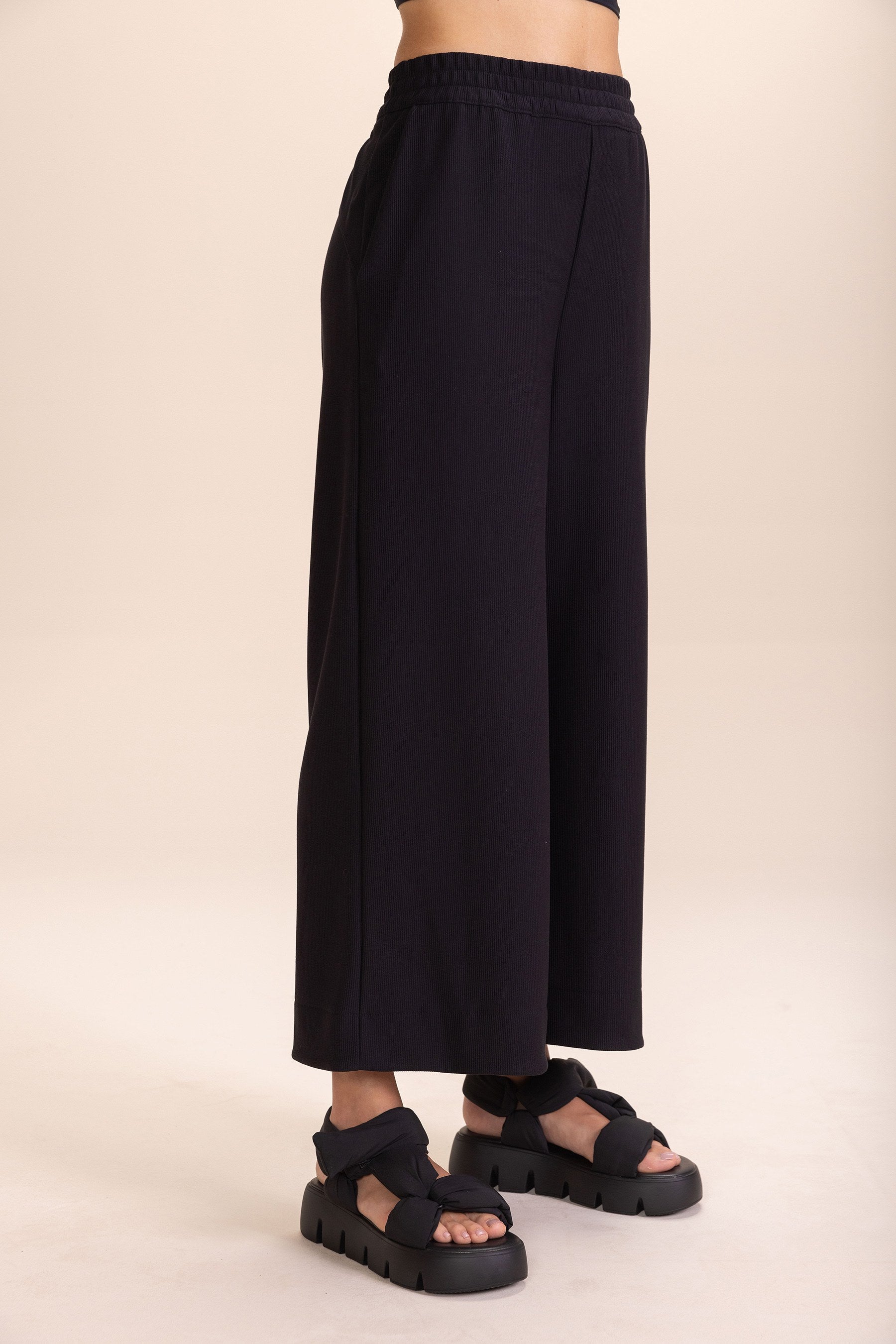 Sleek High-Waist Yoga Pants for Women - Stretchy Comfortable Workout Leggings - Perfect for Gym, Running, and Lounge Wear