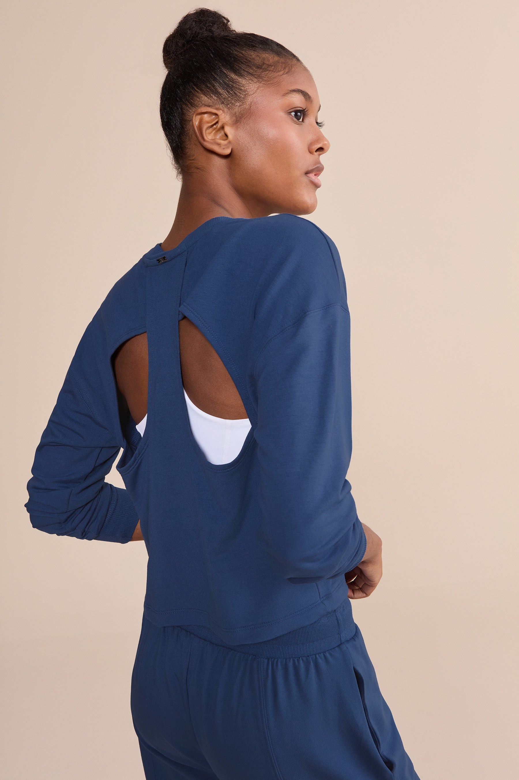 Urban Fleece Cut Out Sweatshirt for Women - Trendy Oversized Pullover with Unique Cut-Out Design | Perfect for Casual Outfits, Streetwear Fashion & Winter Layering