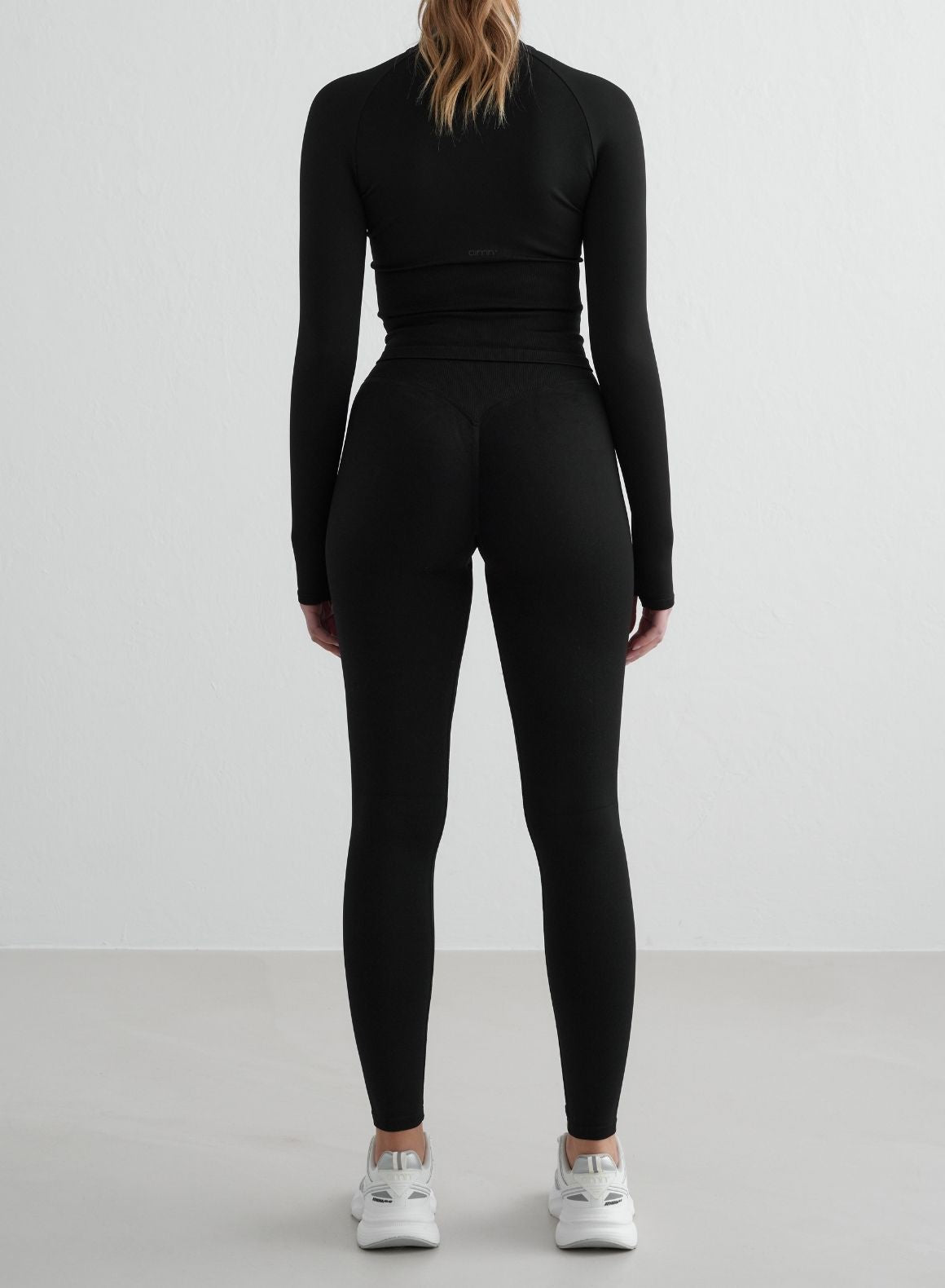 Black Shape Seamless Zip Jacket for Women - Stylish Slim Fit Lightweight Outerwear for Casual Wear & Outdoor Activities