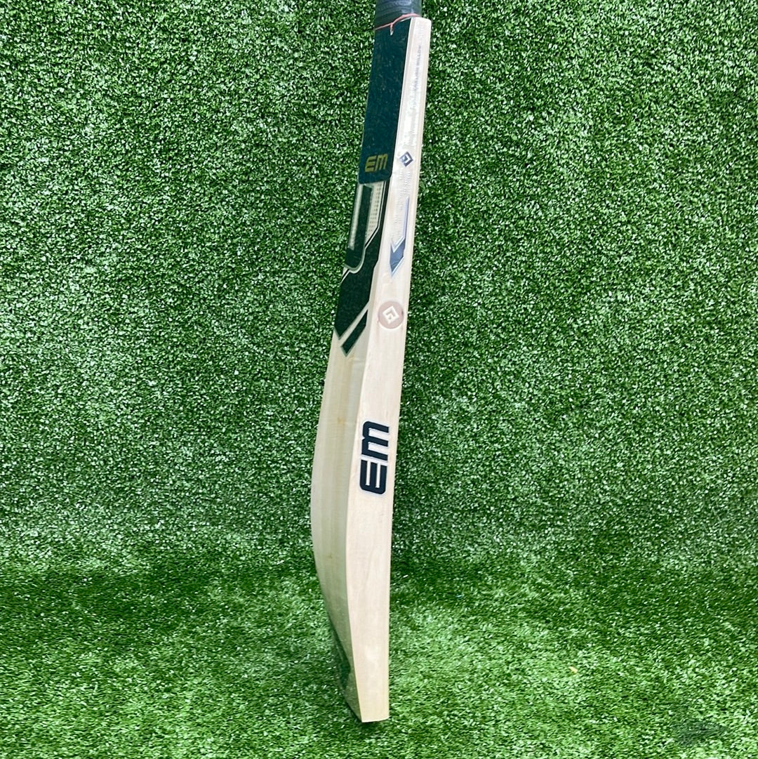 EM Maxxum 4.0 English Willow Cricket Bat - Premium Grade Cricket Equipment for Professional Players | Perfect for Matches, Training & Competitive Play