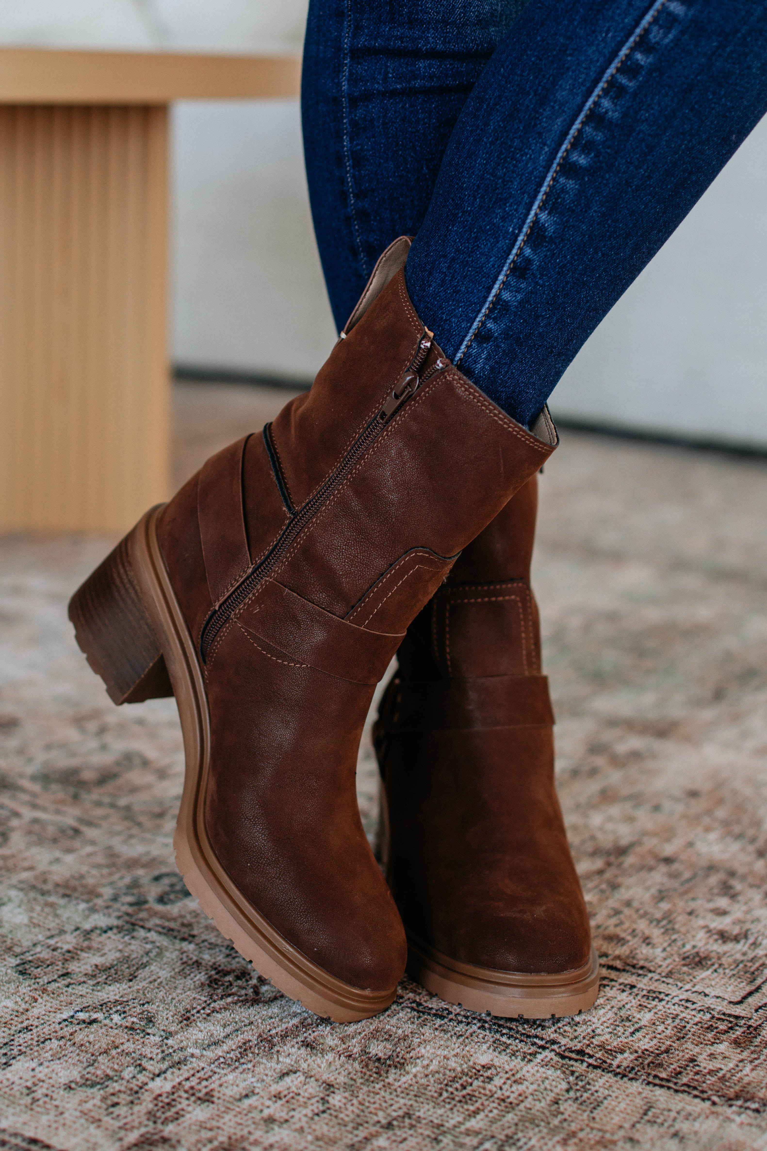 Stylish & Comfortable Women's Boots for Fall & Winter - Perfect for Outdoor Hiking, Casual Wear & Fashion Outfits