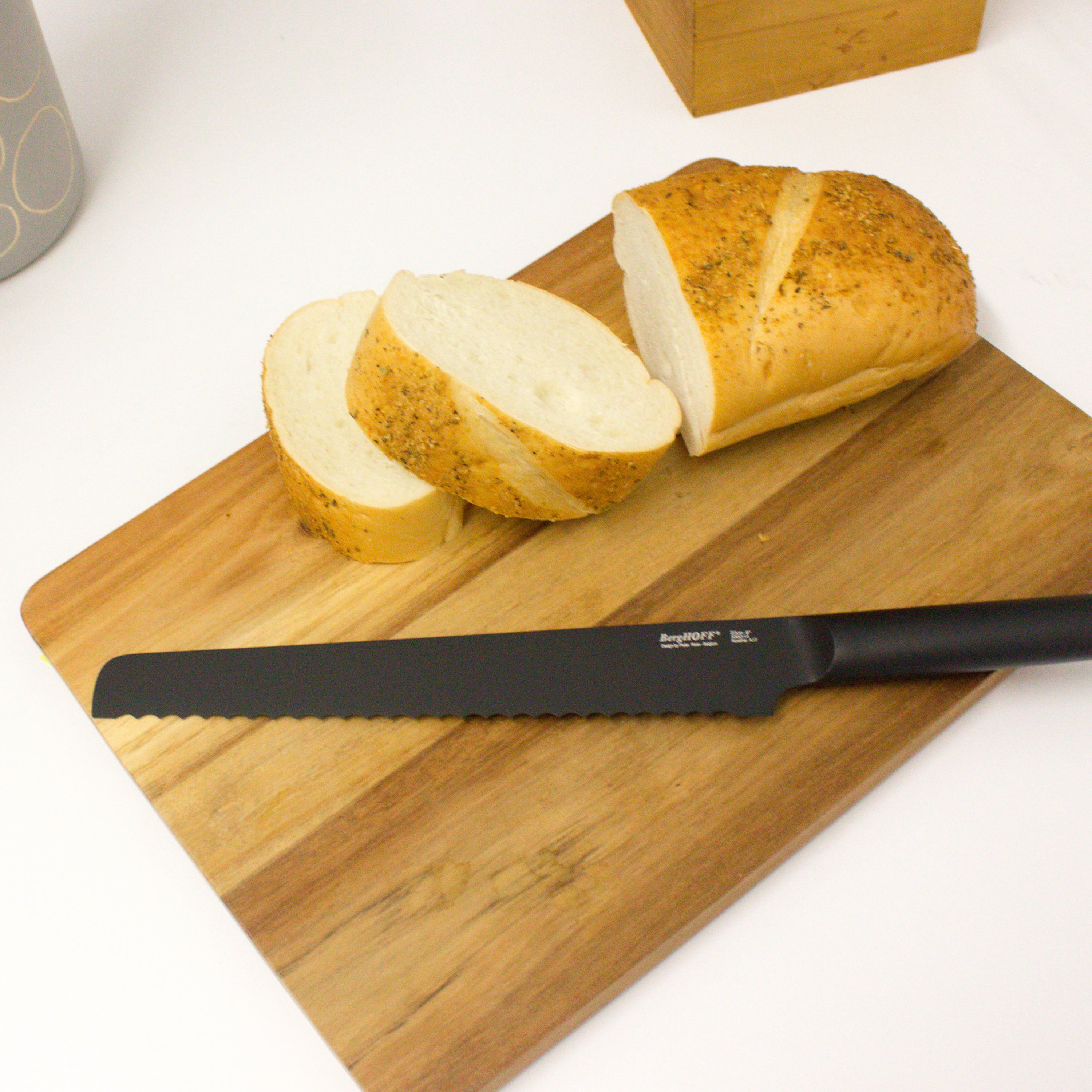 BergHOFF Ron 9-Inch Black Bread Knife - Premium Stainless Steel Blade for Slicing Bread, Cakes & Pastries - Perfect for Home Baking & Professional Kitchens